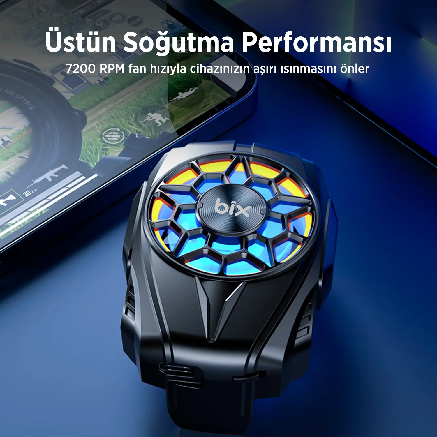 Oyunu gösteren bir telefona takılı, renkli LED'lere sahip siyah telefon soğutucu.