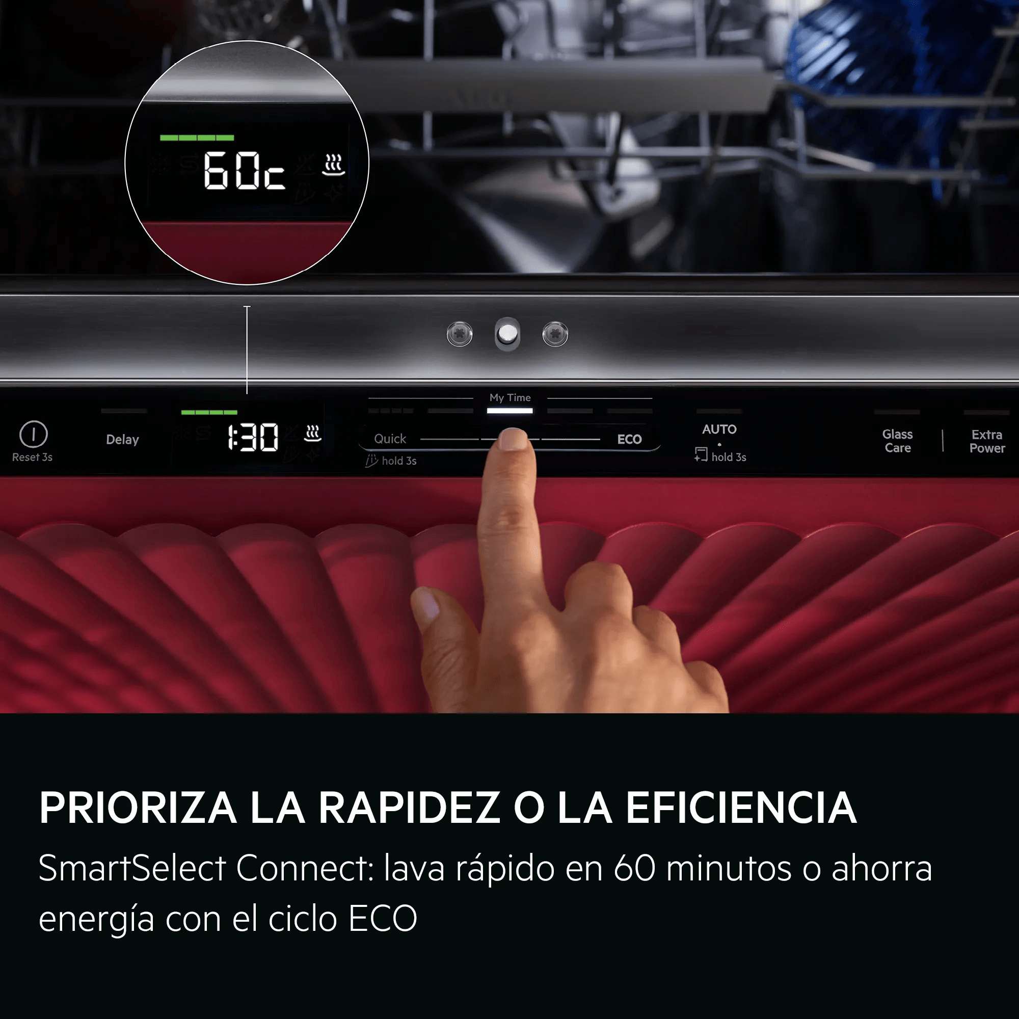 Primer plano del panel de control de un lavavajillas con una mano presionando un botón.
