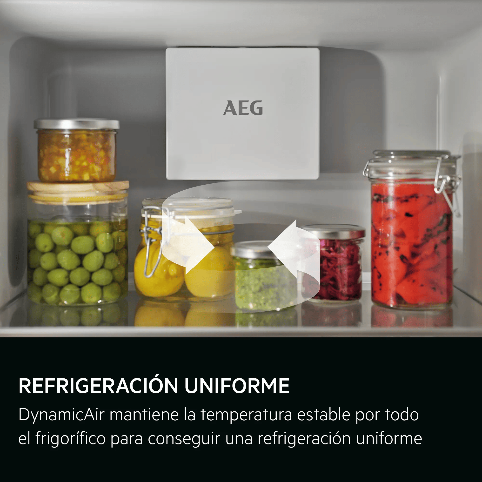Interior de frigorífico AEG con tarros de aceitunas, pimientos encurtidos y más.