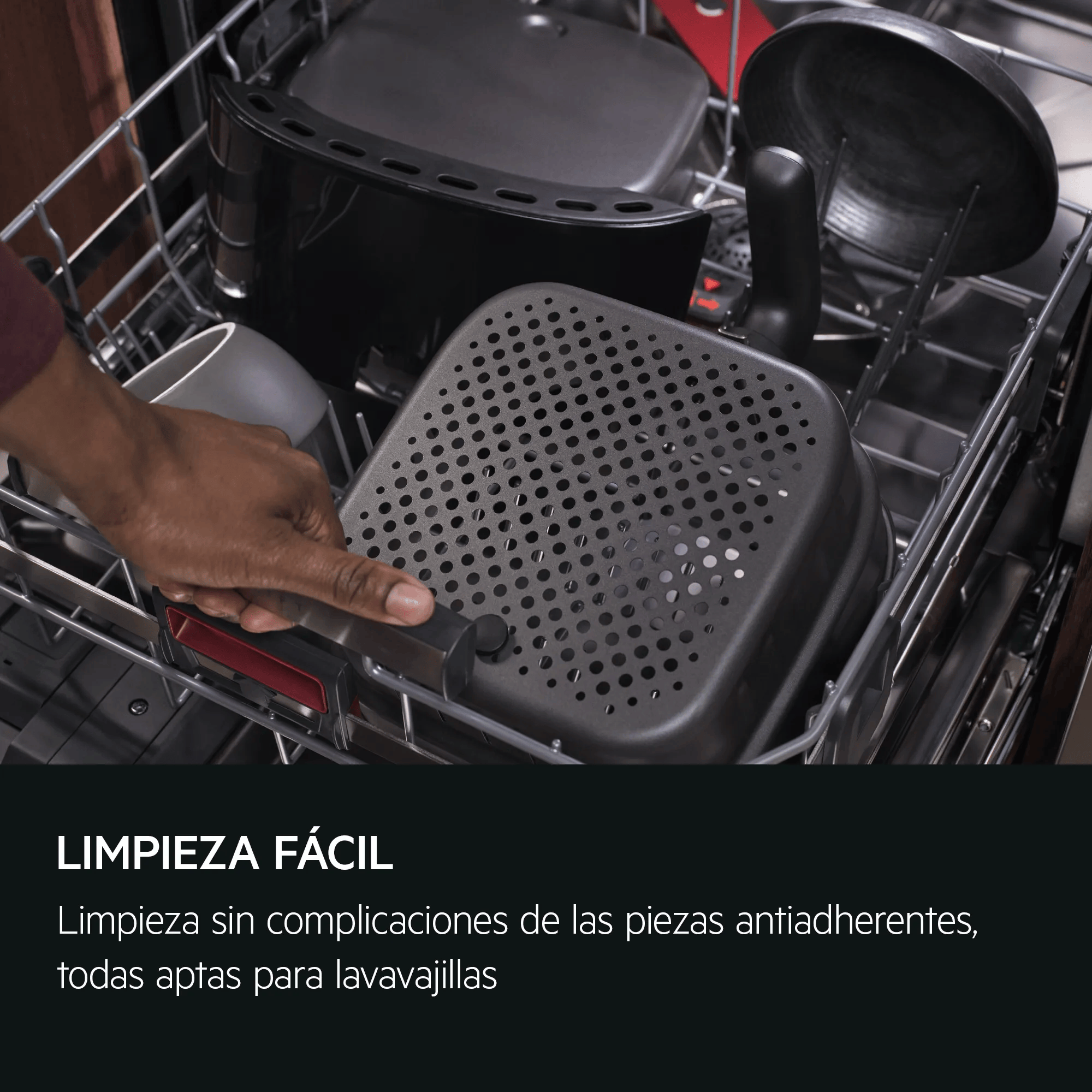 Mano coloca una sartén perforada en un lavavajillas.