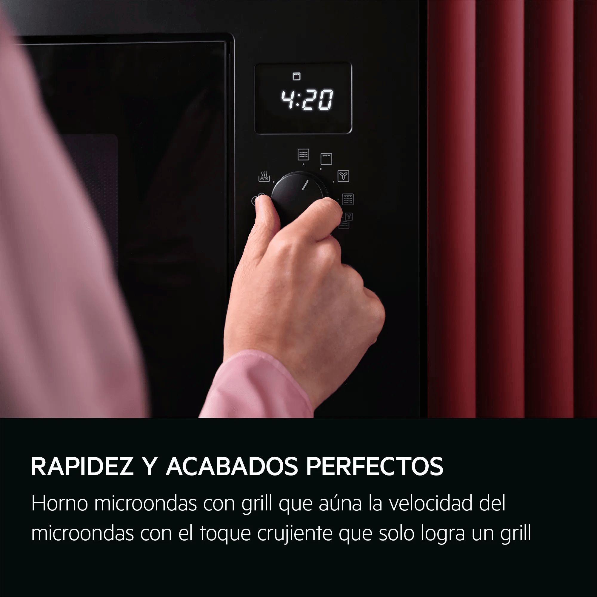 Una mano gira una manopola sul pannello di controllo di un microonde nero con display digitale.