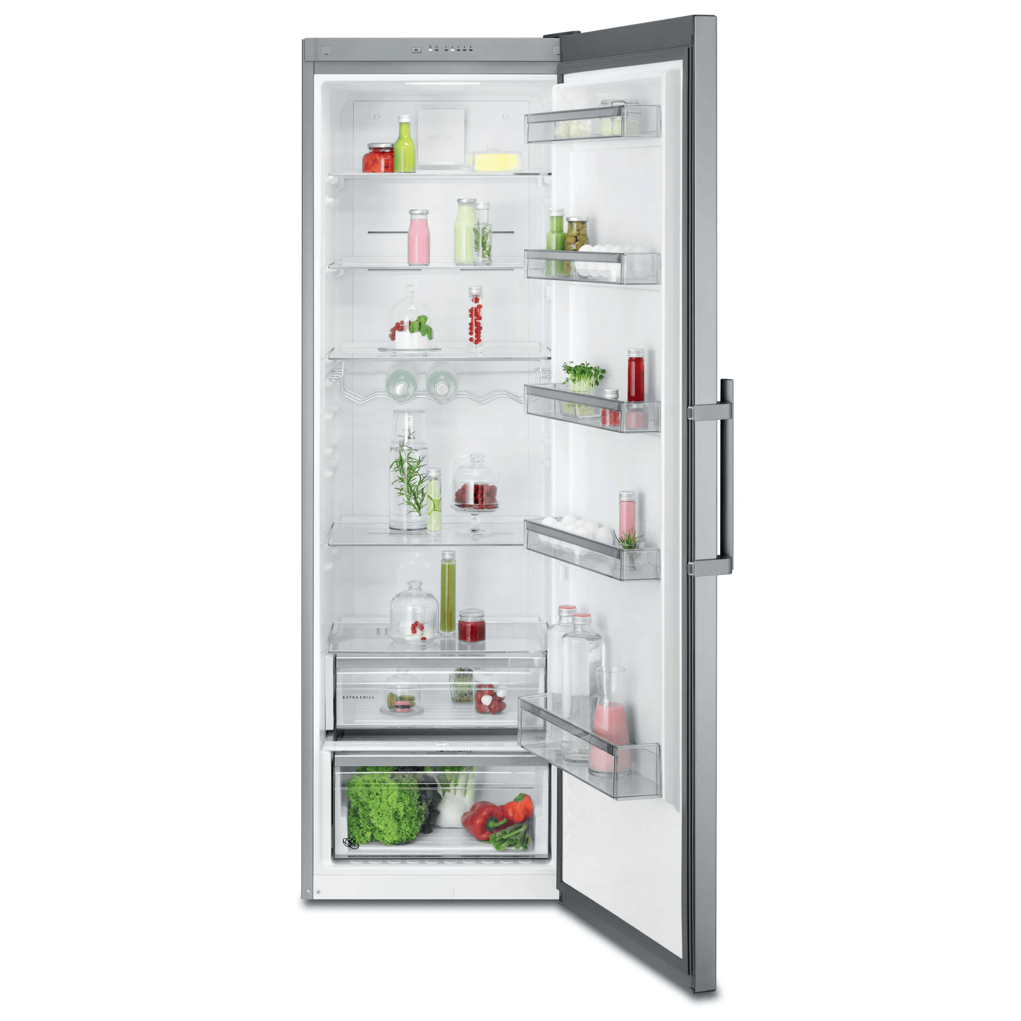 Un refrigerador abierto que muestra frascos, botellas, frutas y verduras en estantes.