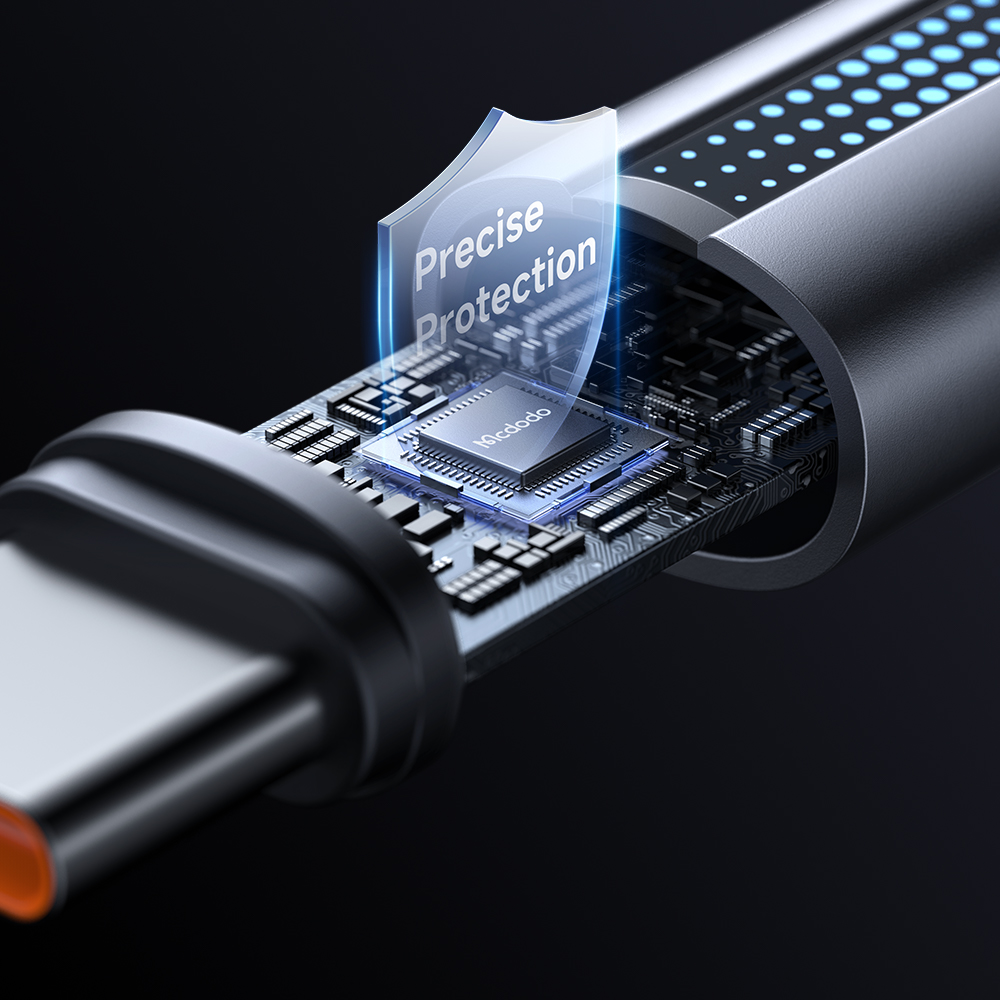 Açık devre kartı ve 'Precise Protection' yazısı bulunan USB-C konektörünün yakın çekimi.