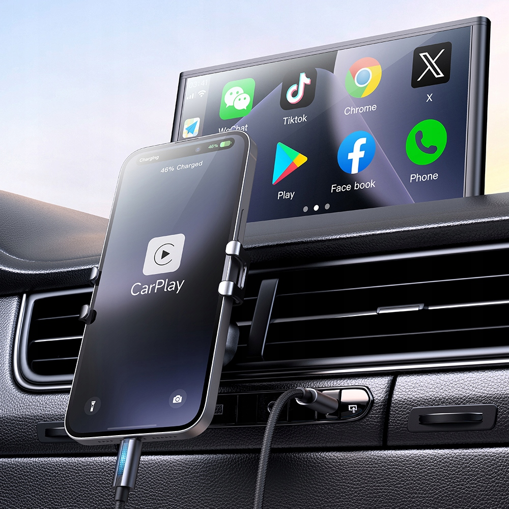 CarPlay ekranı gösteren bir akıllı telefon araç tutucusunda, aracın ekranının yanında.