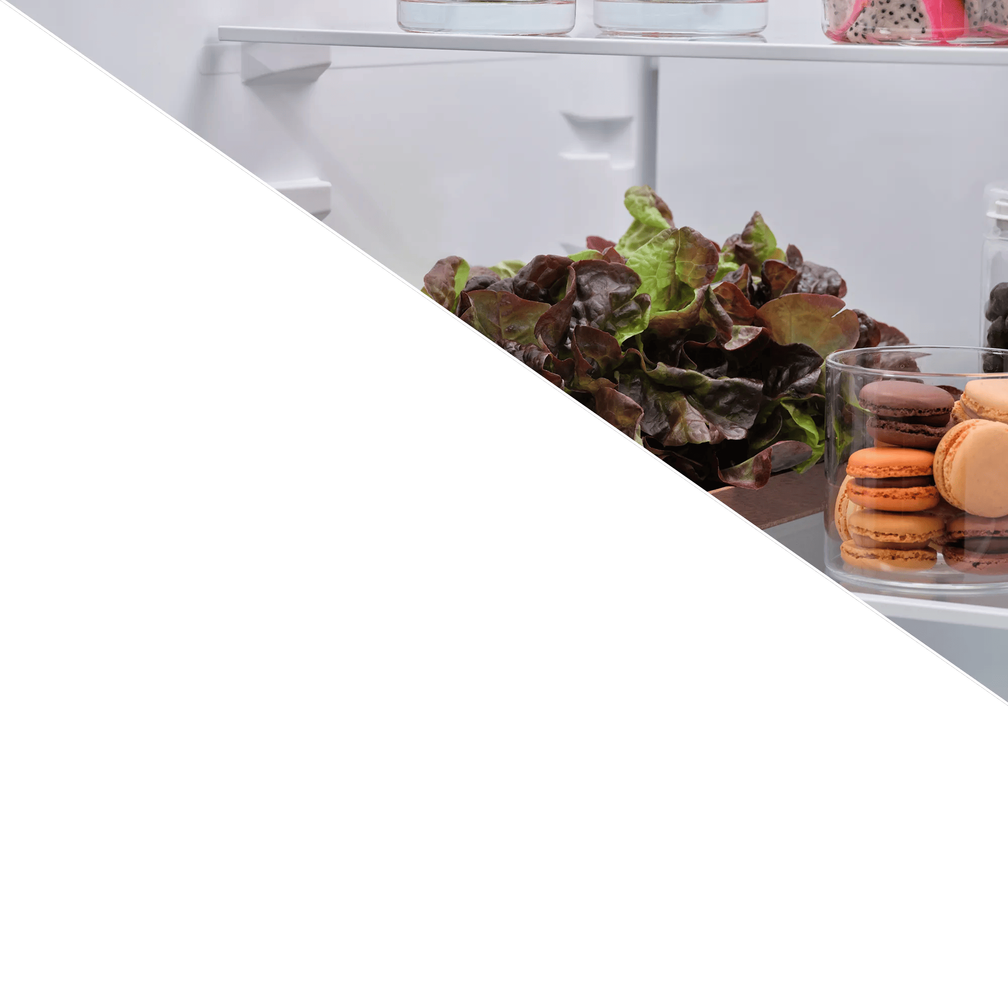 Dentro de un refrigerador: lechuga y macarons en frascos, con fruta de dragón al fondo.