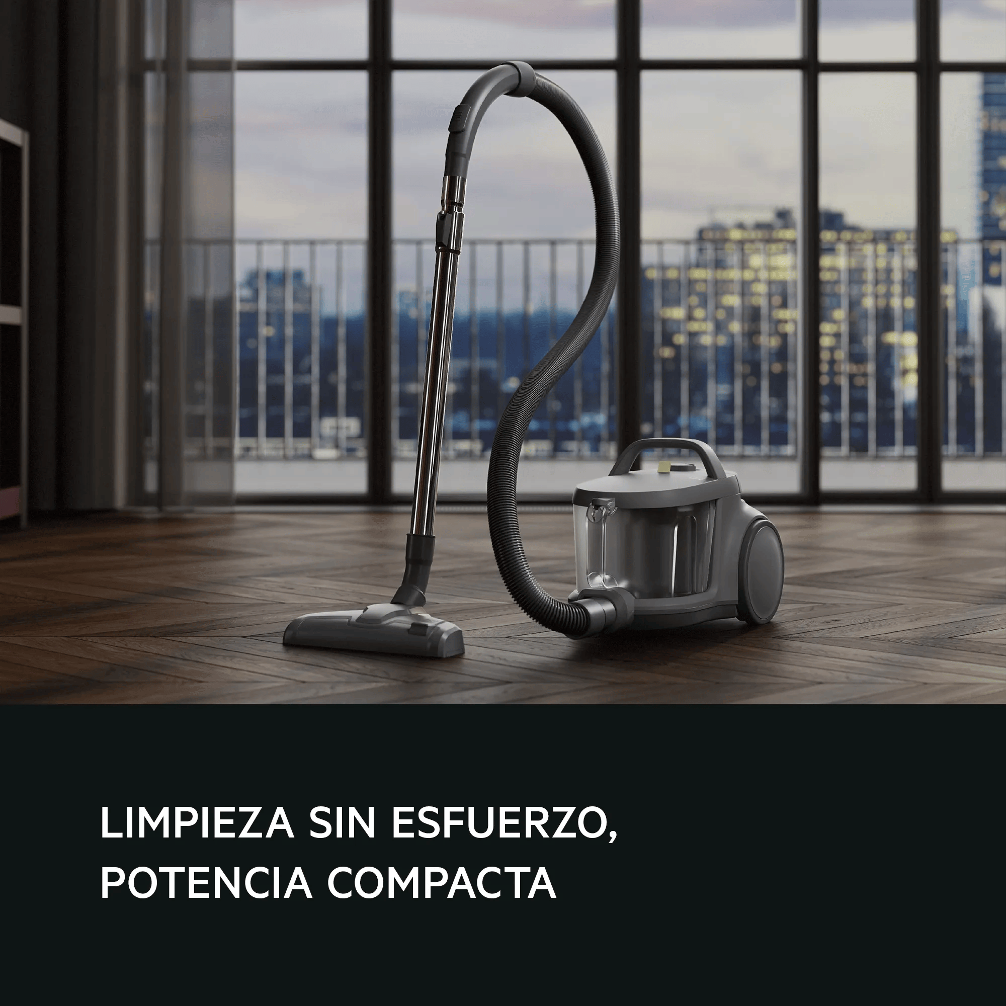 Aspiradora gris con manguera y cepillo sobre suelo de parqué, vistas a la ciudad.