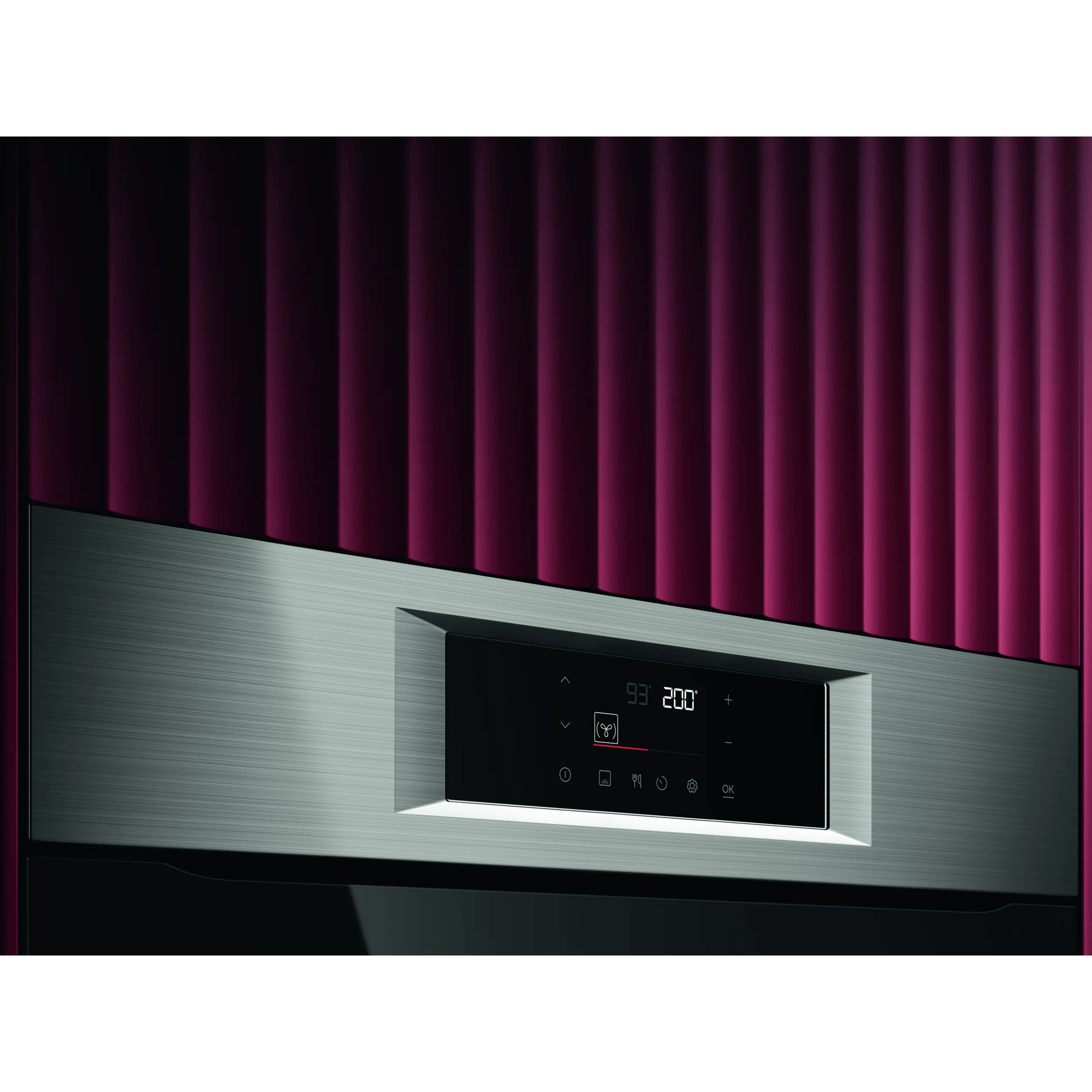 Un forno moderno con finitura in metallo spazzolato e display digitale mostra 93 e 200 gradi.