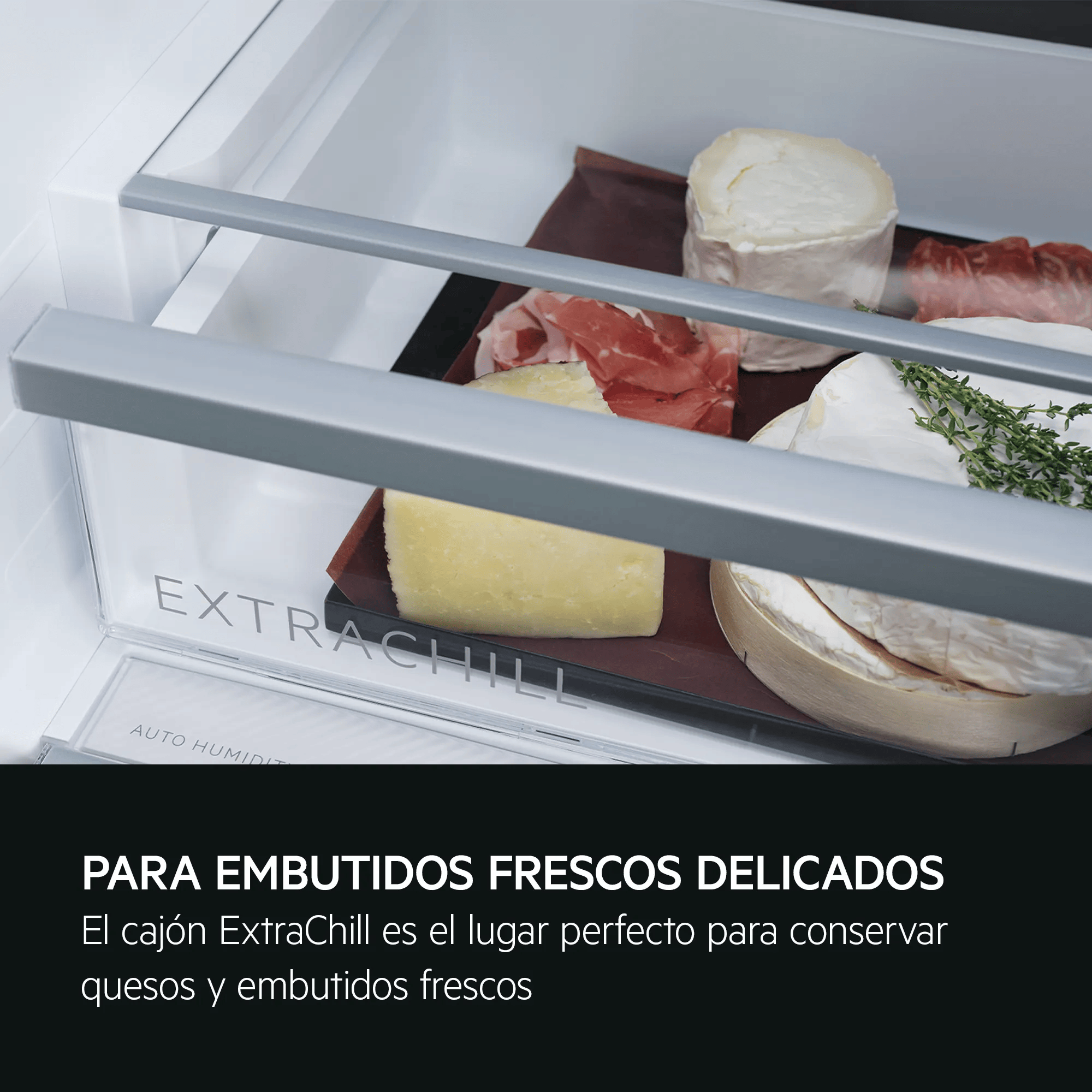 Un cajón de refrigerador con queso, jamón y hierbas.