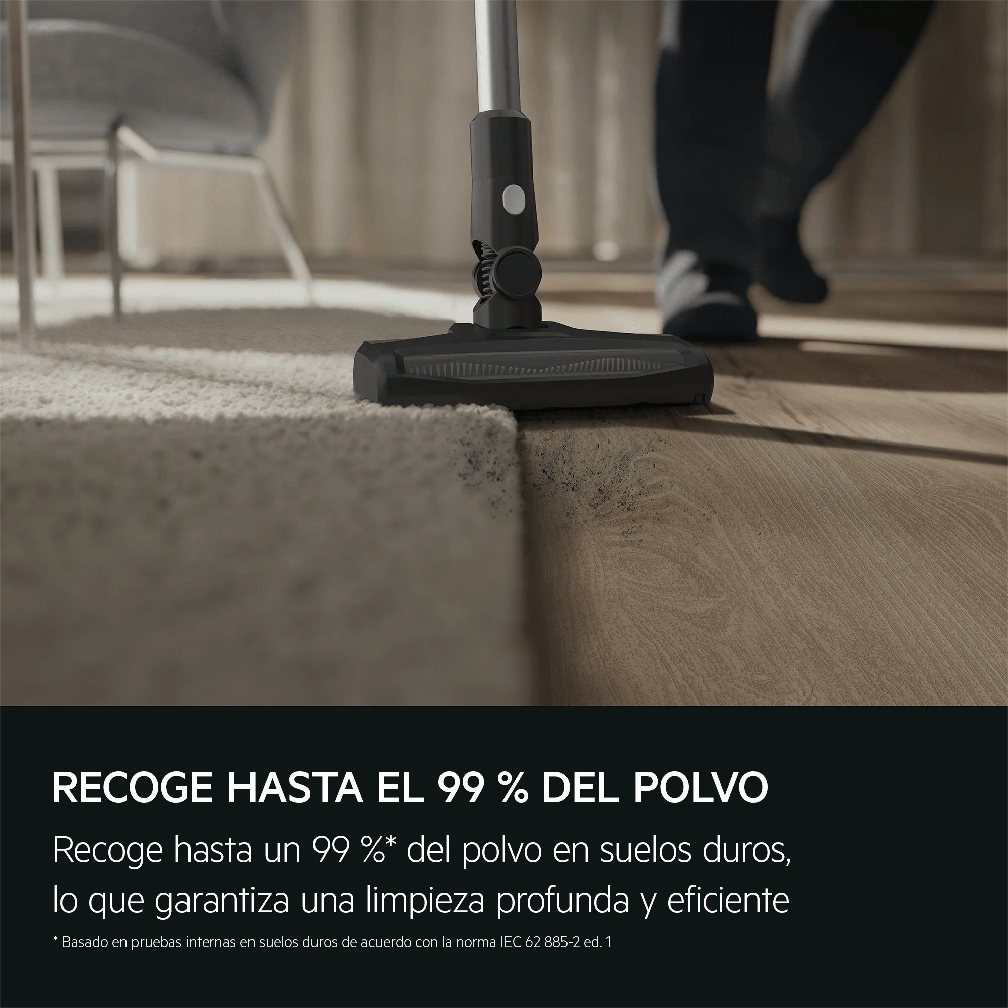 Una testina dell'aspirapolvere pulisce tappeti e pavimenti in legno, rimuovendo il 99% della polvere.