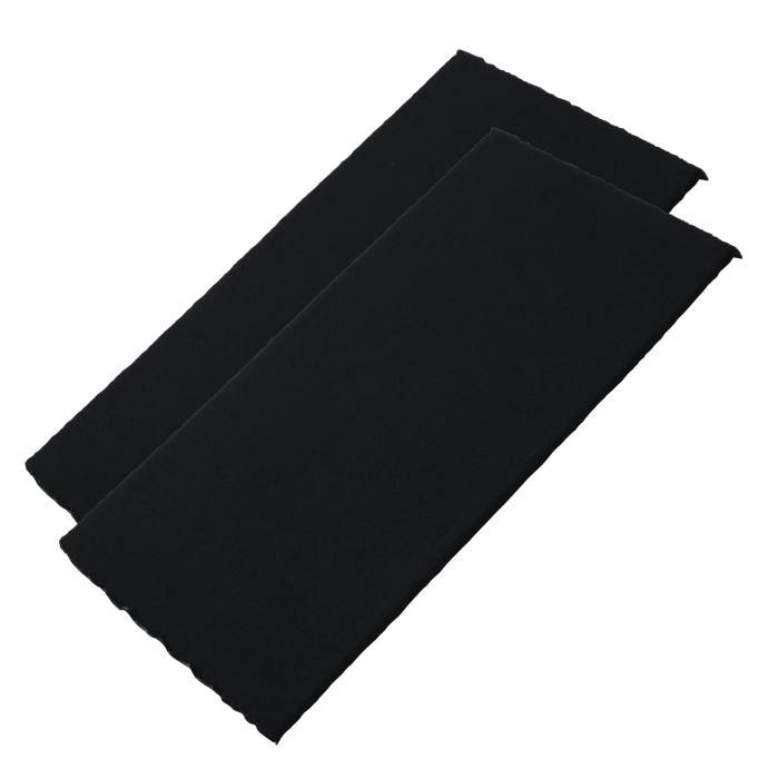Dos tiras de tela rectangulares negras yacen una al lado de la otra sobre fondo blanco.