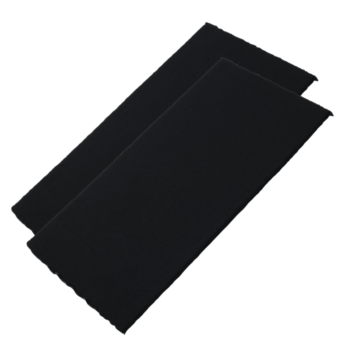 Dos tiras de tela rectangulares negras yacen en diagonal una sobre otra.