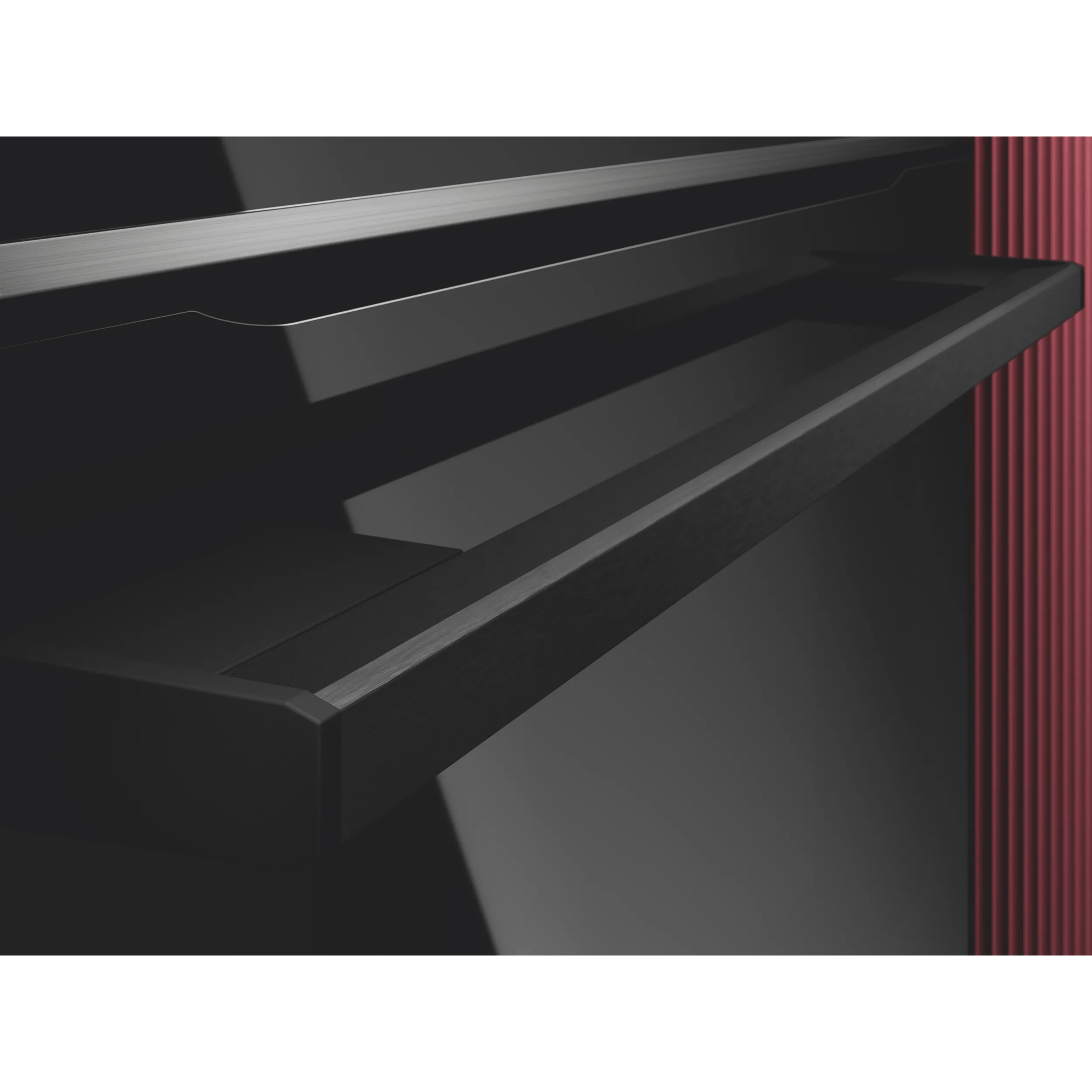 Un primo piano di un pianoforte nero con linee verticali rosse sullo sfondo.