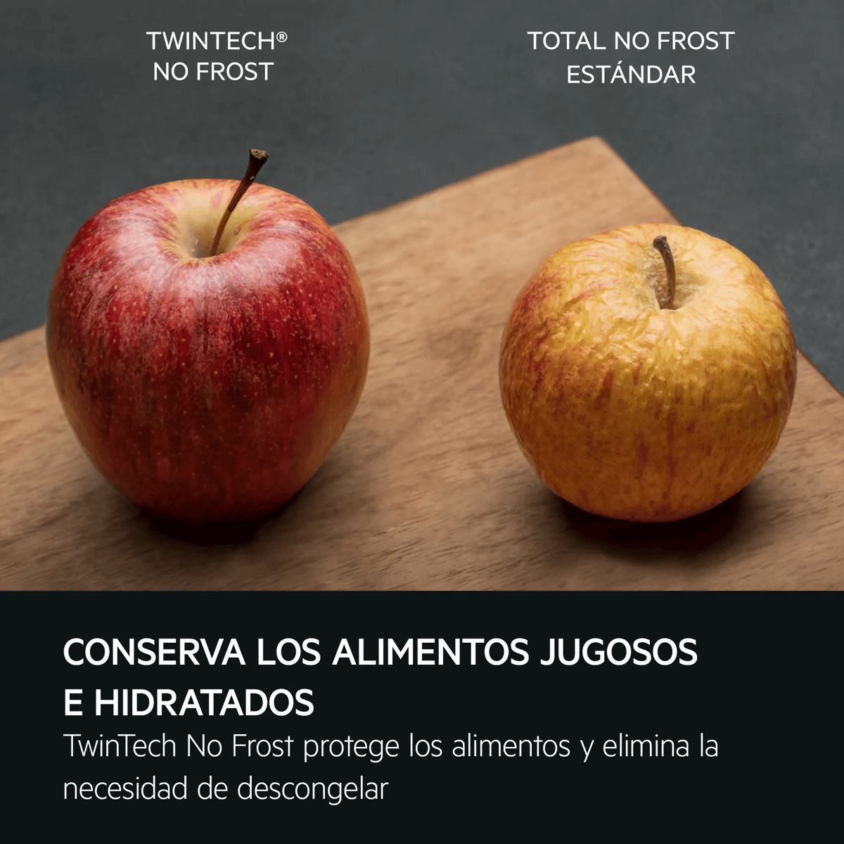 Una manzana roja y una amarilla sobre una tabla de madera. A
