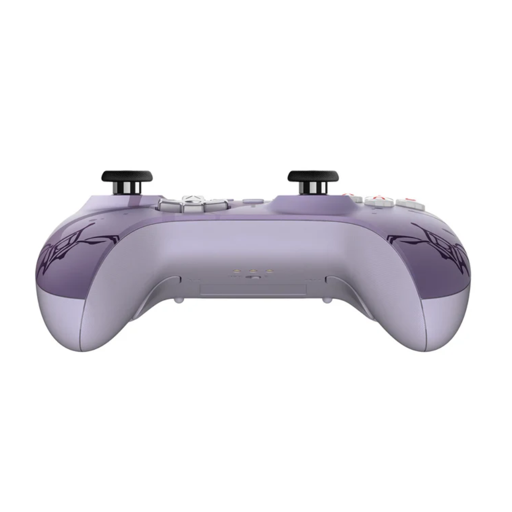 Lawendowy kontroler do gier z czarnymi joystickami i przyciskami.