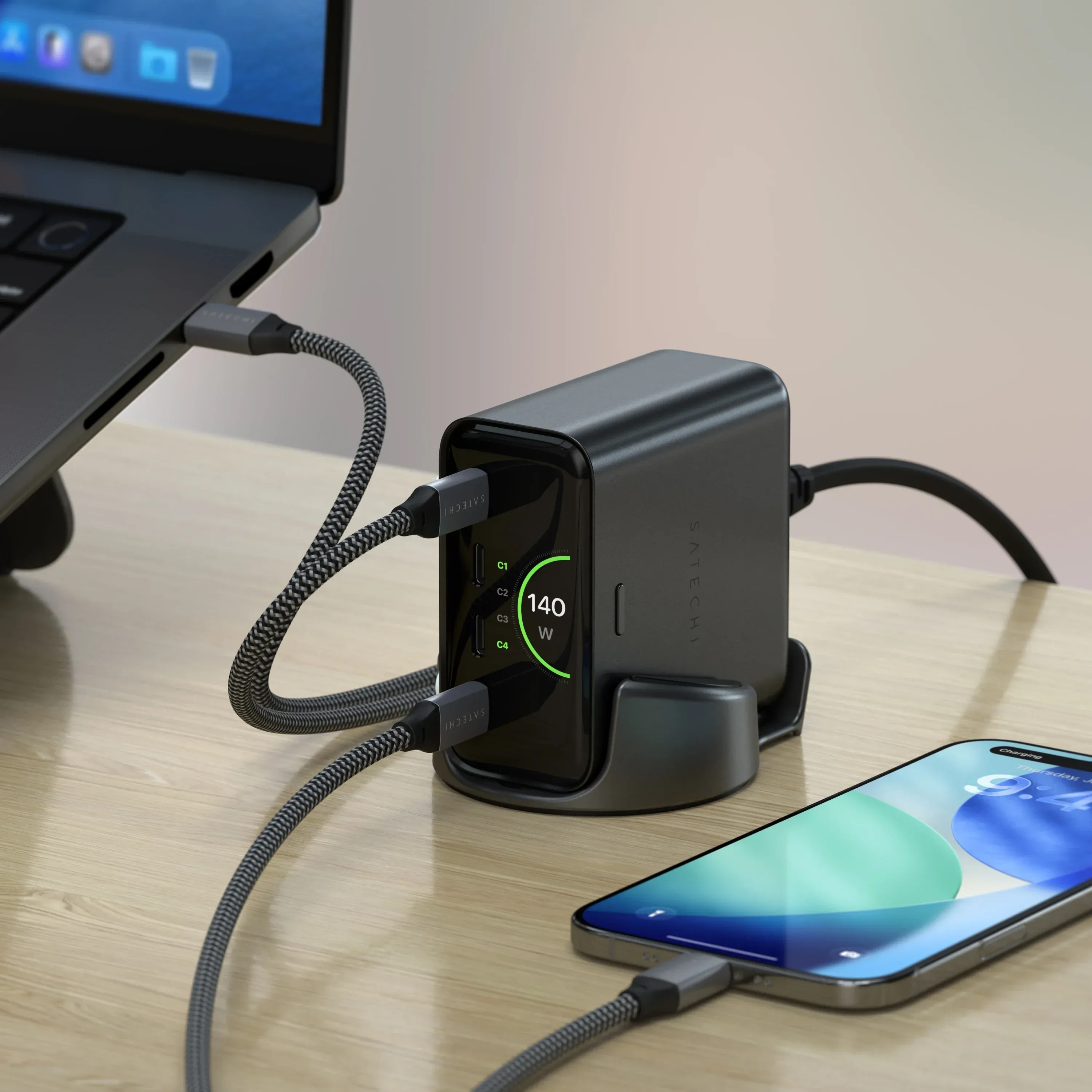 Caricatore nero a 4 porte carica laptop e telefono. 140W.