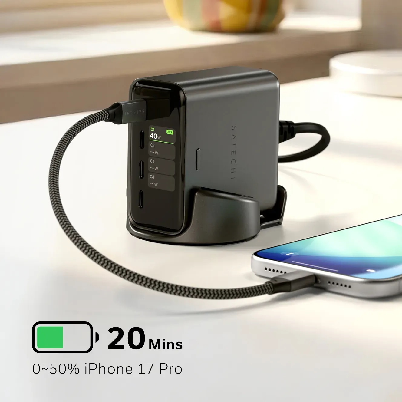 Un caricatore nero con cavo carica un iPhone. Mostra 40W.