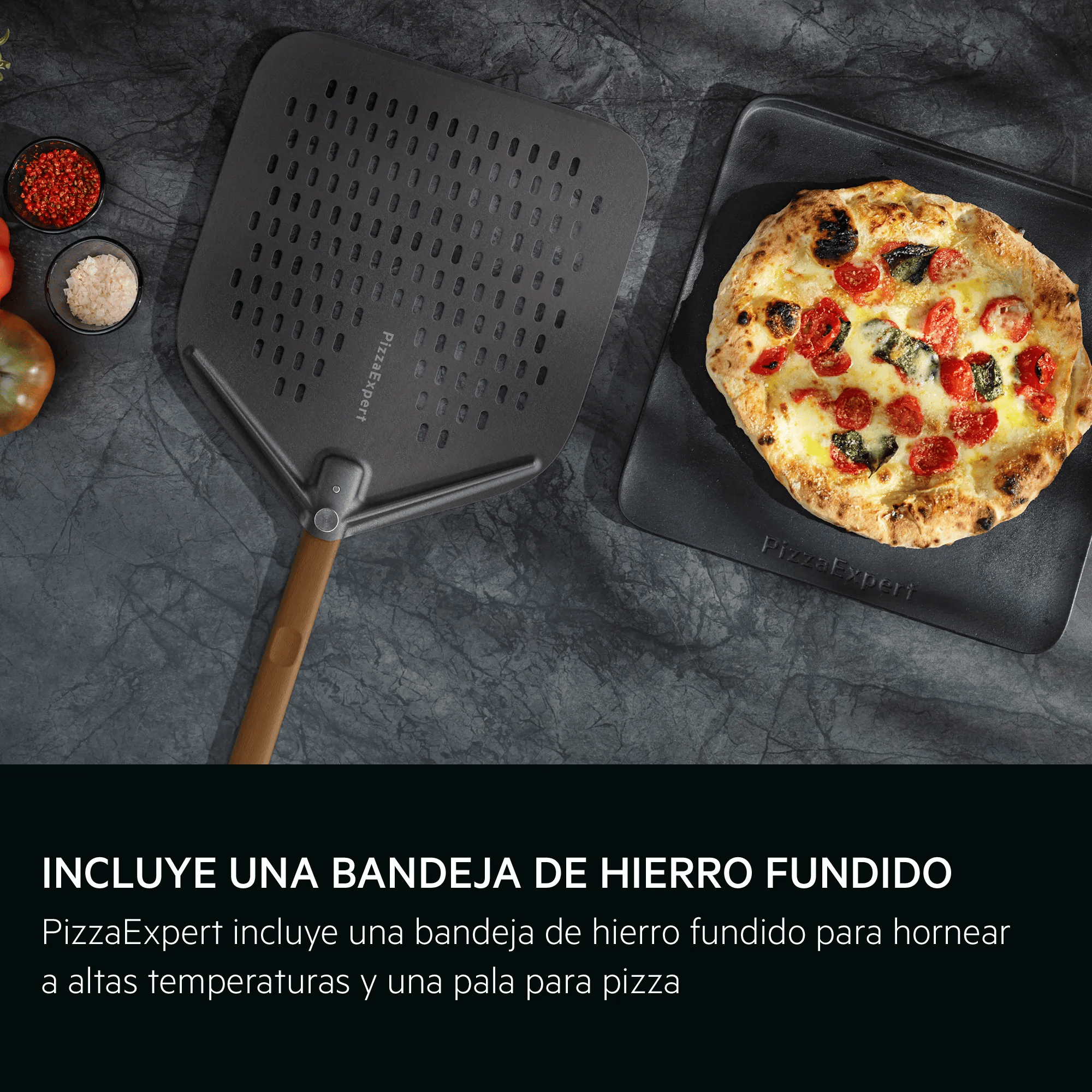 Pala para pizza con mango de madera y pizza en sartén de hierro.