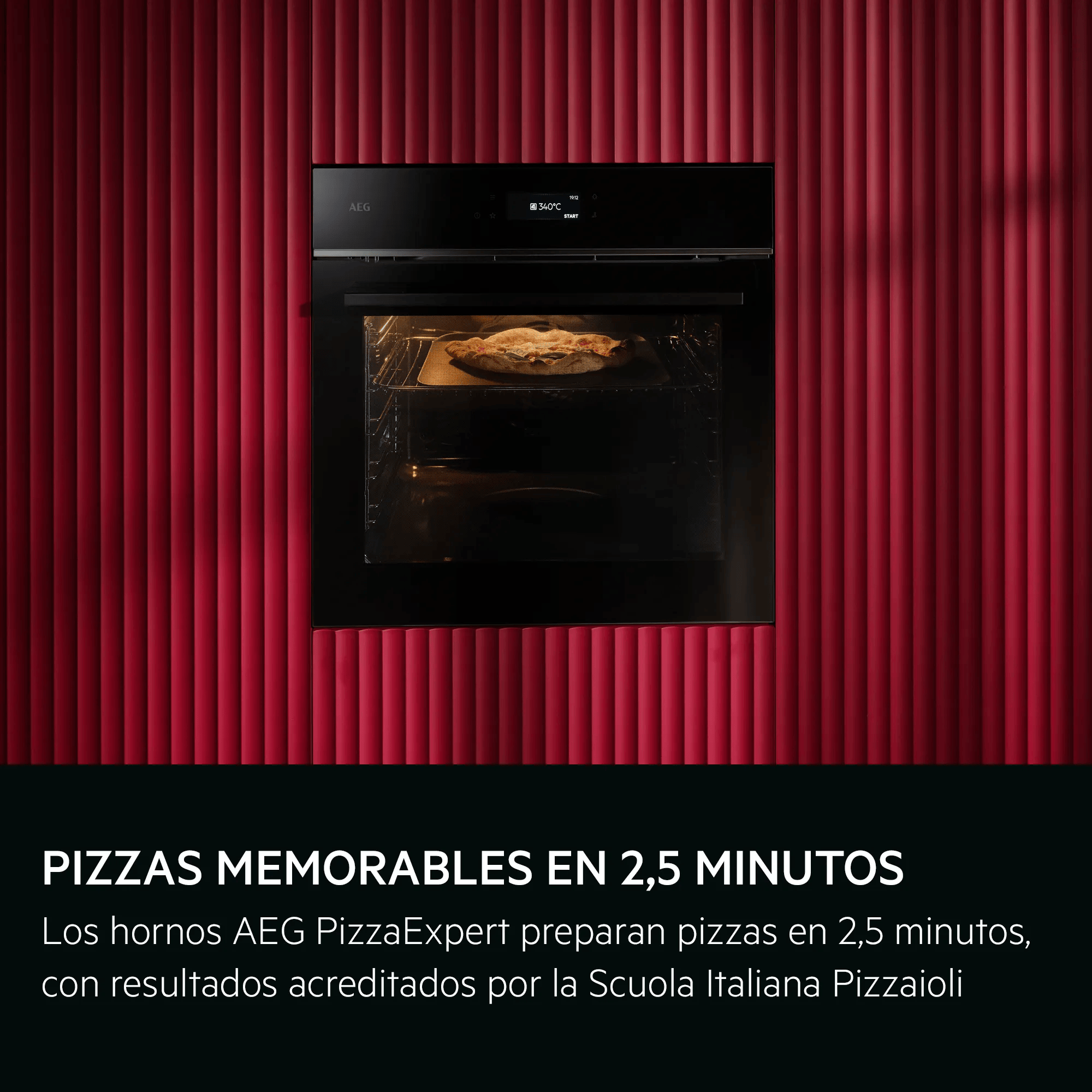 Un horno AEG con una pizza dentro, frente a una pared roja acanalada.