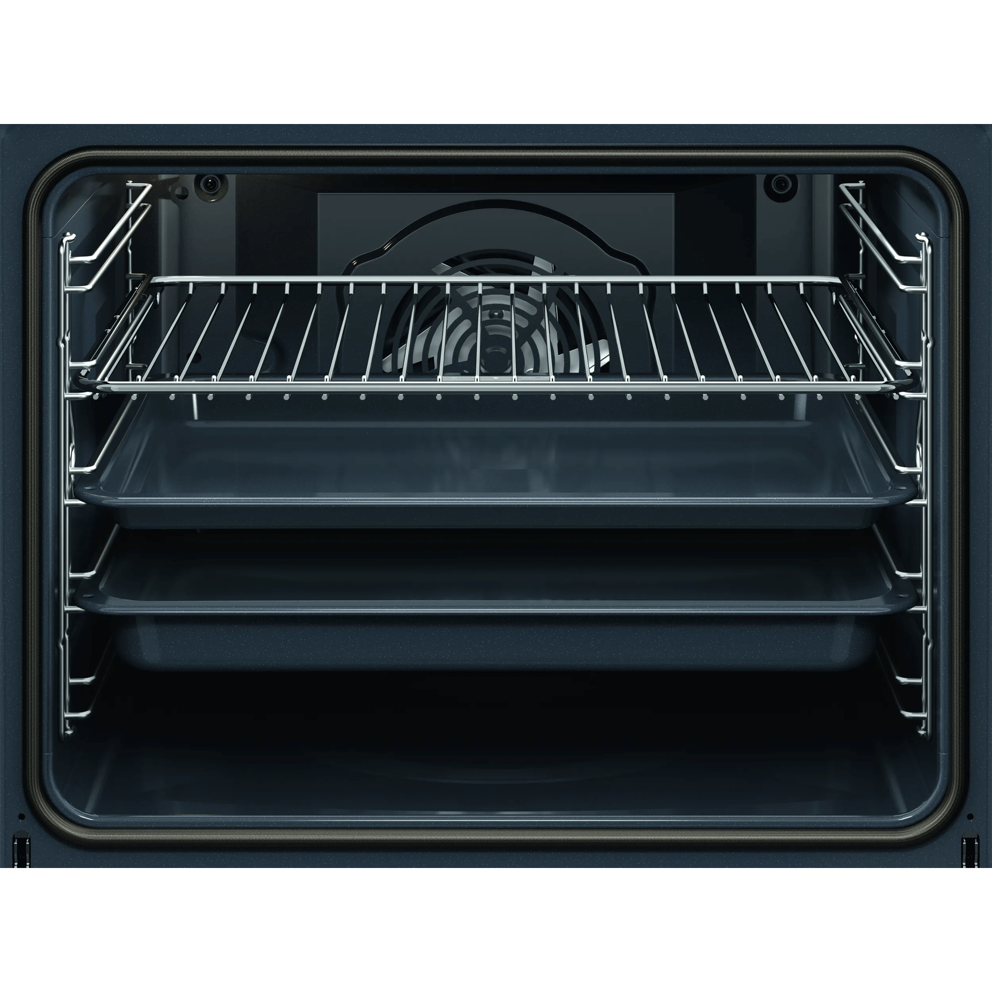Interior de horno oscuro con tres rejillas y ventilador.