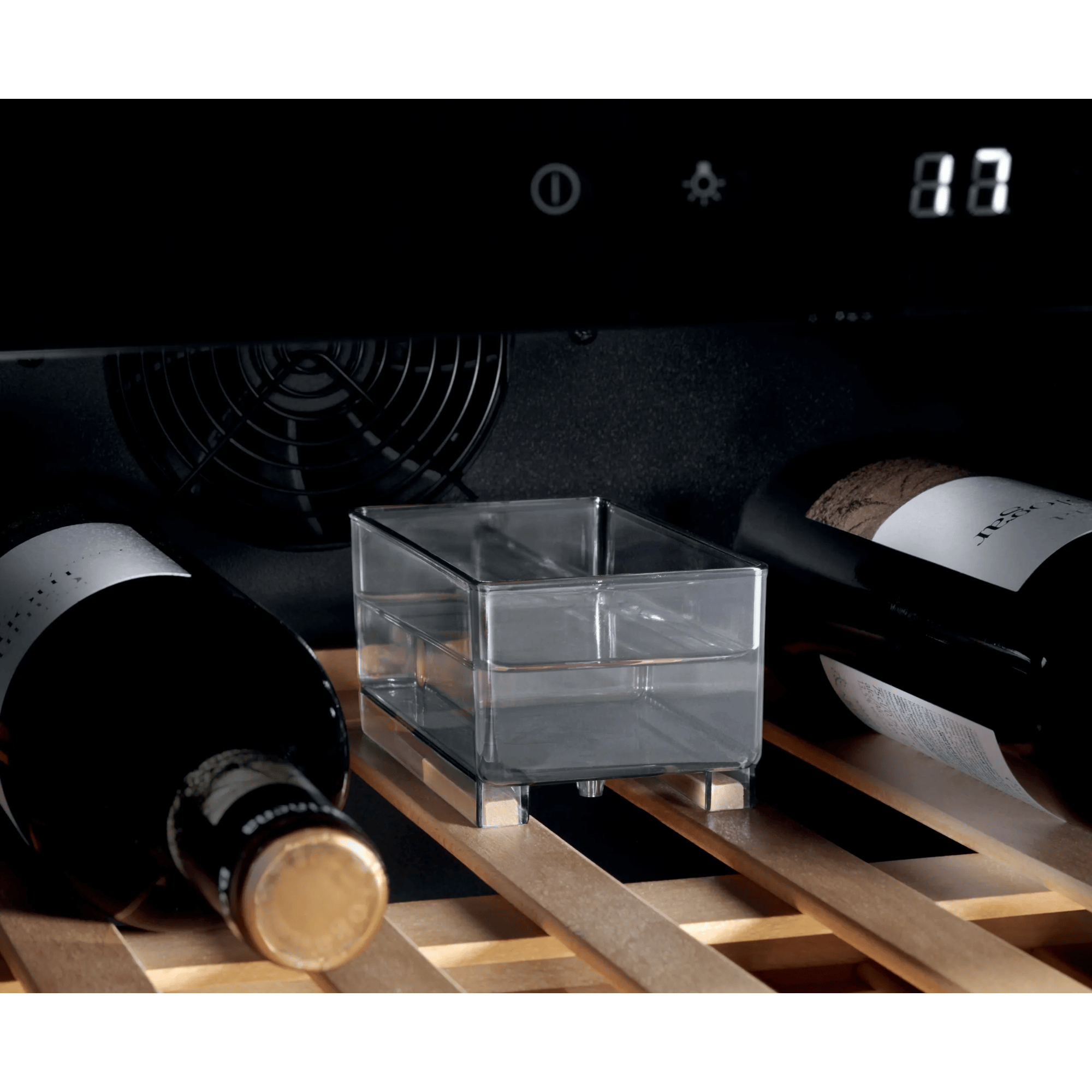 Cantinetta vino con ripiani in legno, due bottiglie e un cassetto trasparente.
