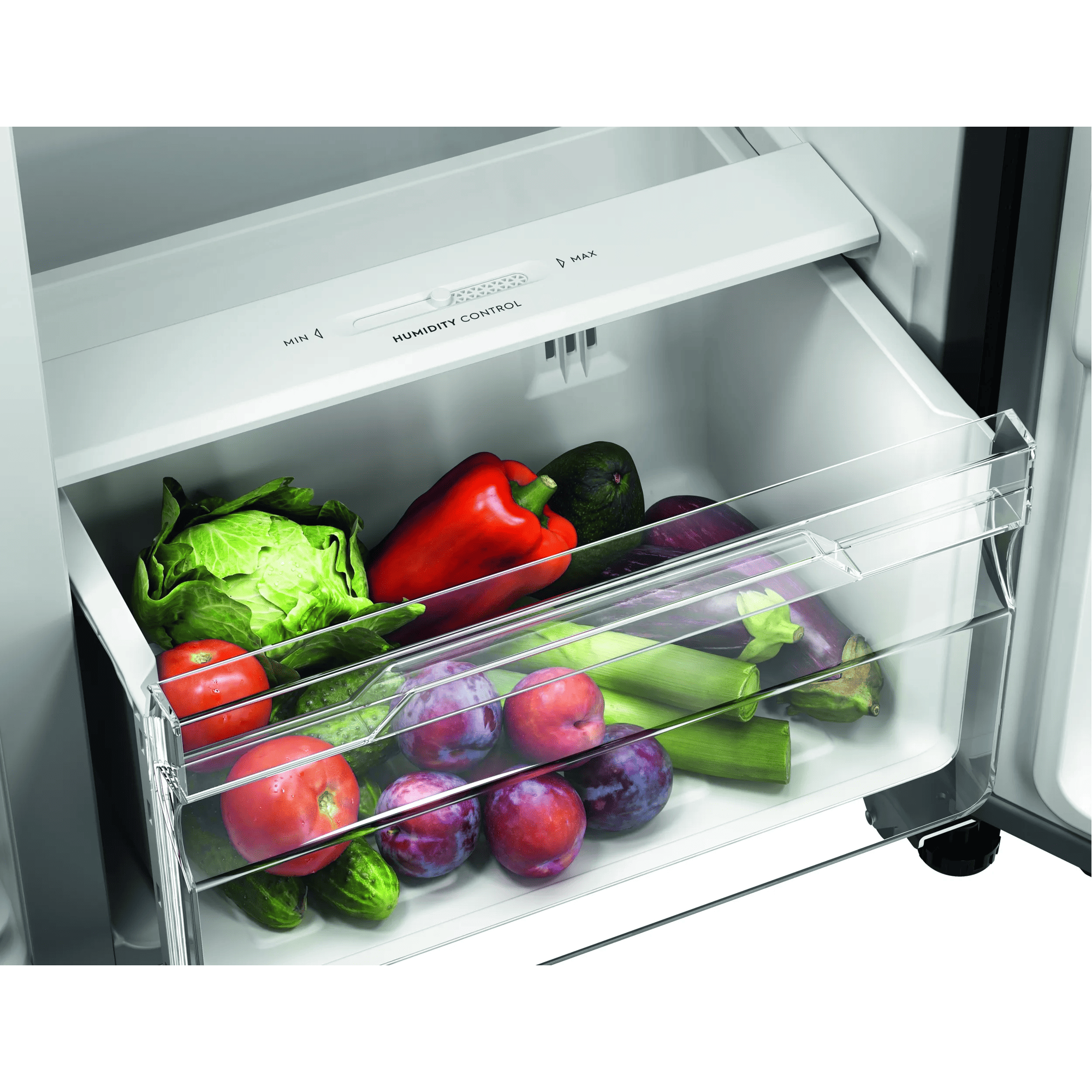 Un cajón de verduras de refrigerador con verduras y frutas, incluyendo lechuga, tomates, pimientos, berenjenas y ciruelas.