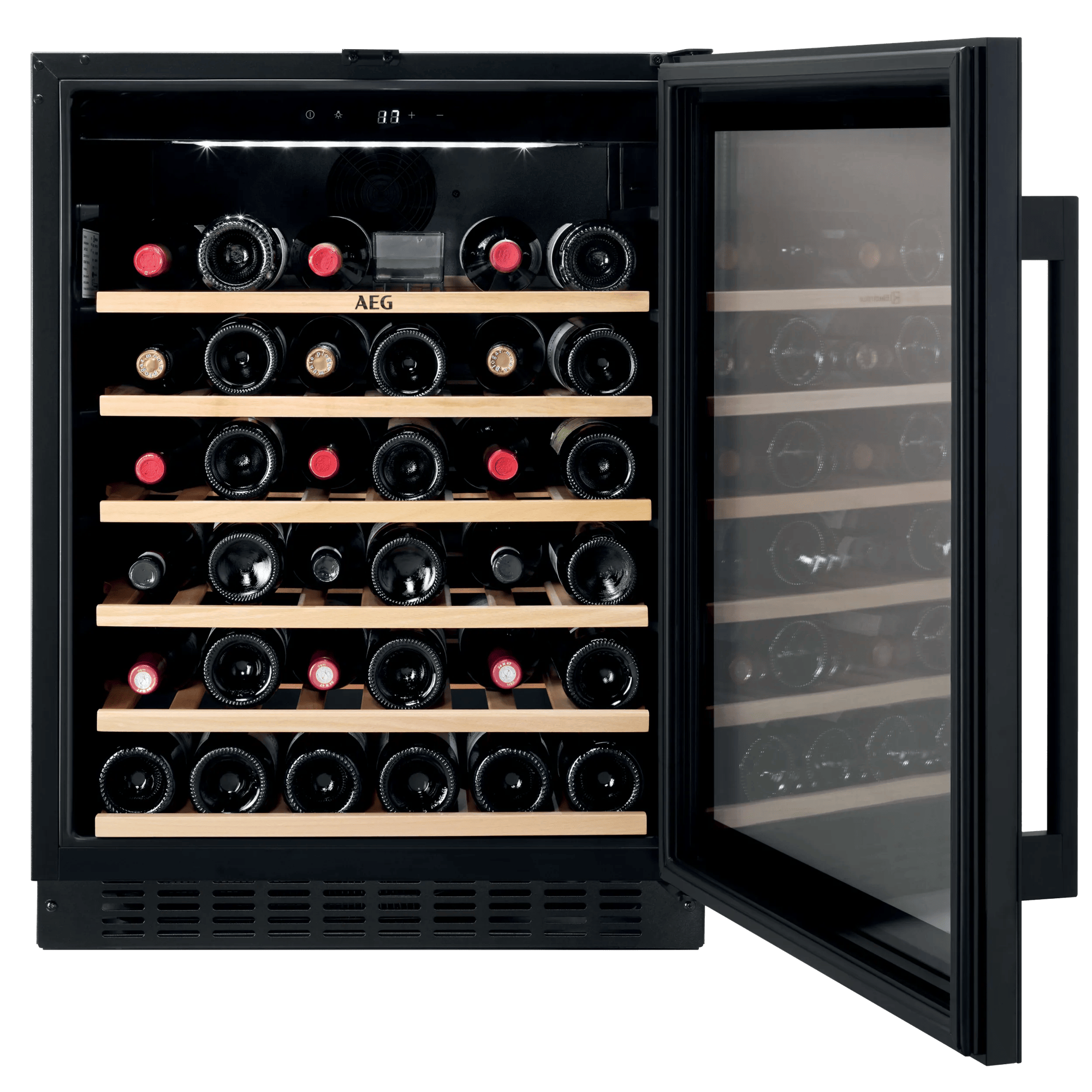 Una cantinetta aperta con più ripiani riempiti di bottiglie di vino scure.