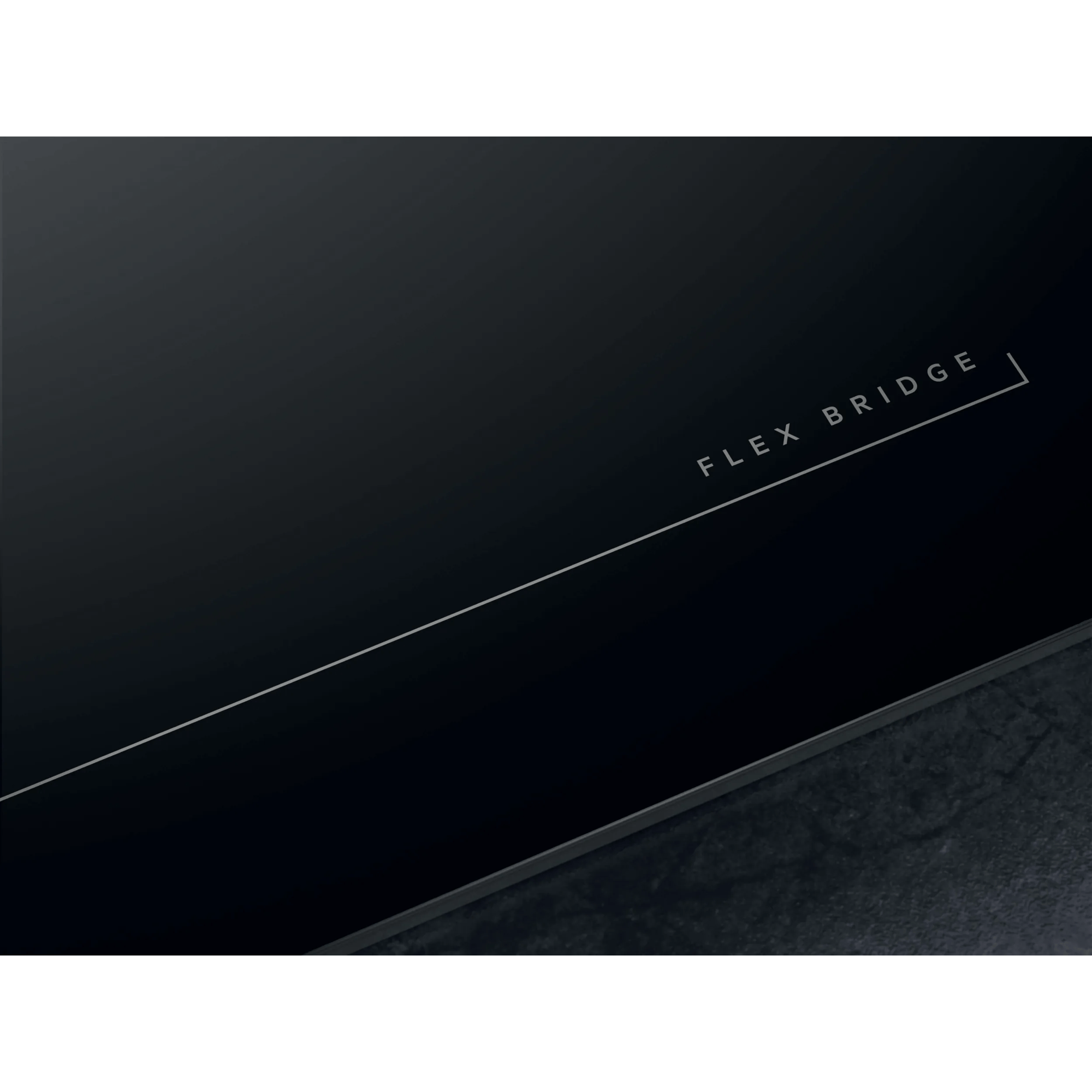 Piano cottura a induzione nero con testo FLEX BRIDGE.