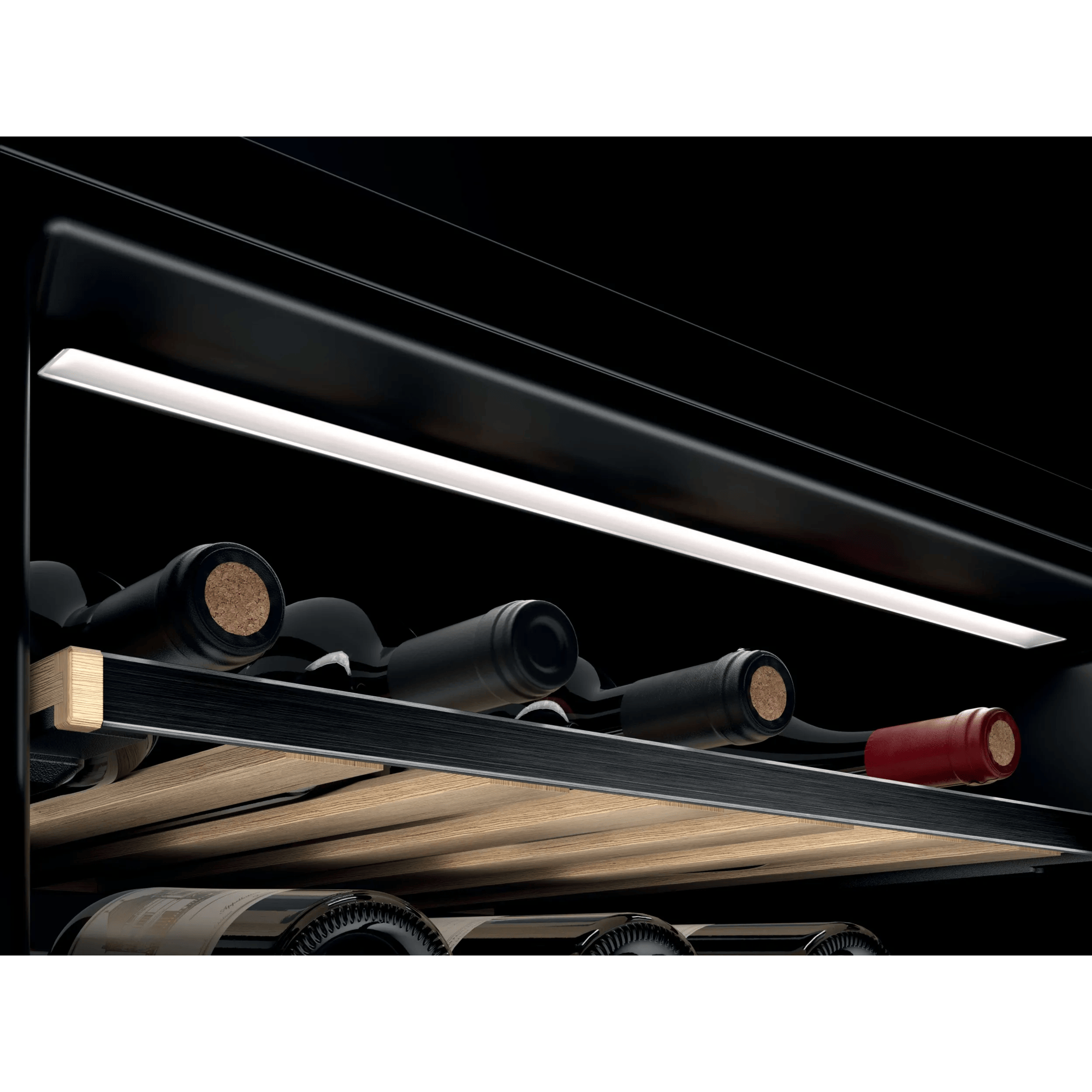 Cantinetta con bottiglie scure, ripiani in legno e illuminazione LED.