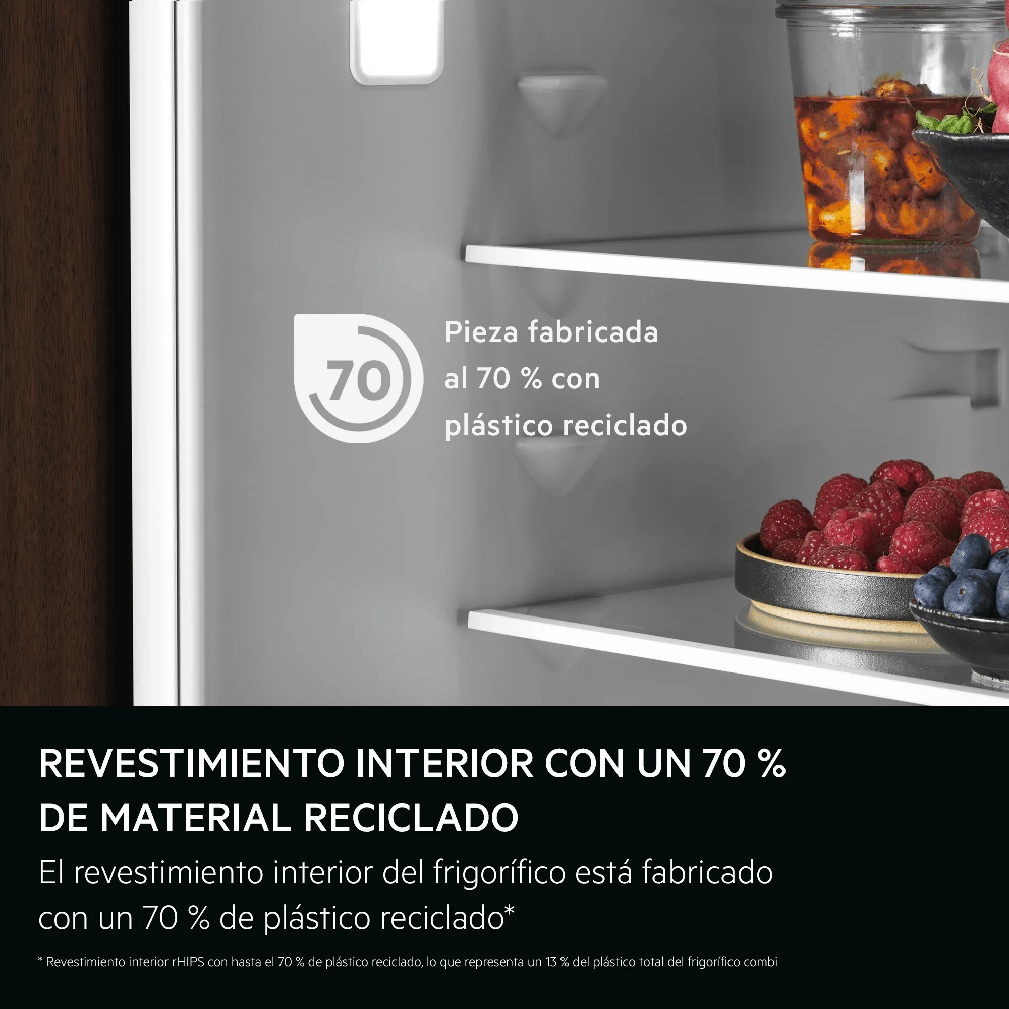 Interior de un frigorífico con indicación del 70 % de plástico reciclado.