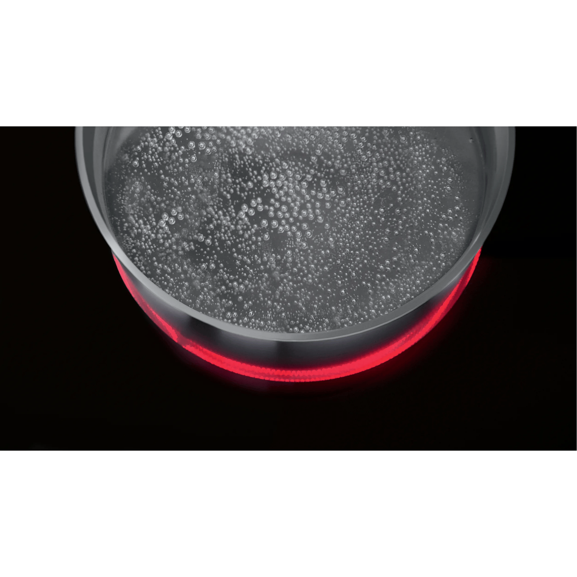 Una pentola di acqua bollente su un elemento riscaldante rosso.