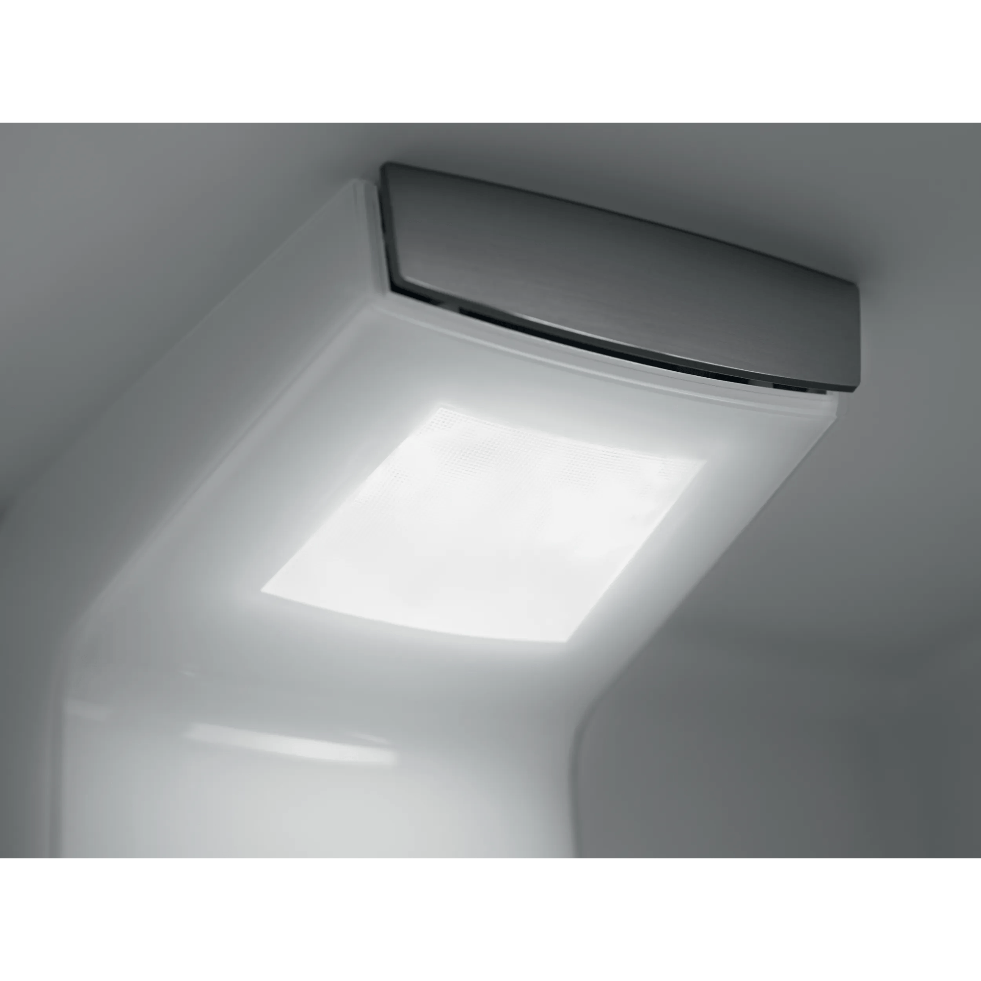 Una luz LED brillante dentro de un refrigerador.
