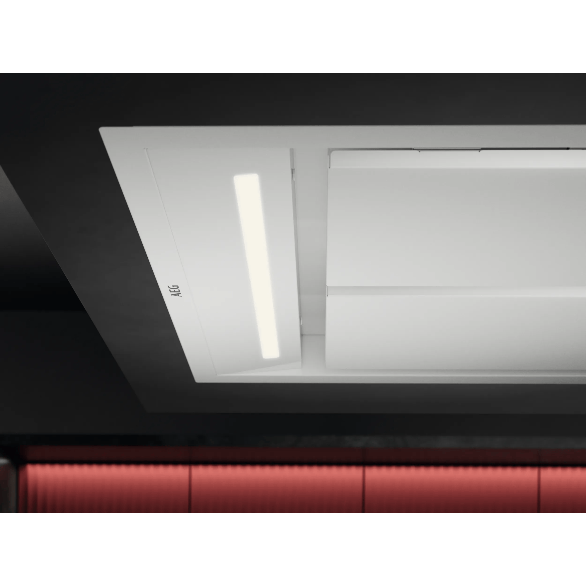 Luce a soffitto con striscia luminosa integrata e logo AEG.