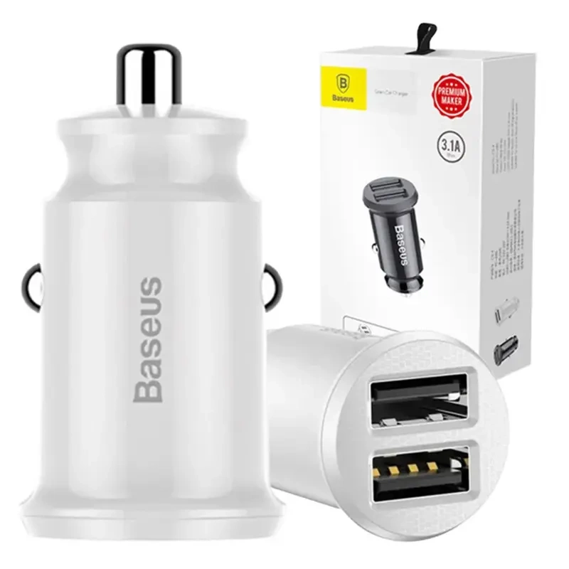 Un caricatore per auto USB duale bianco con confezione sullo sfondo.