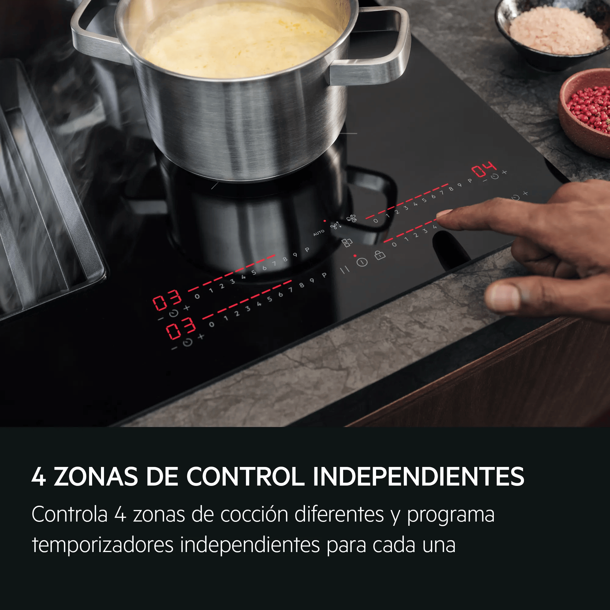 Un dito tocca un piano cottura con pentole e display. Il vapore sale dalla cottura.