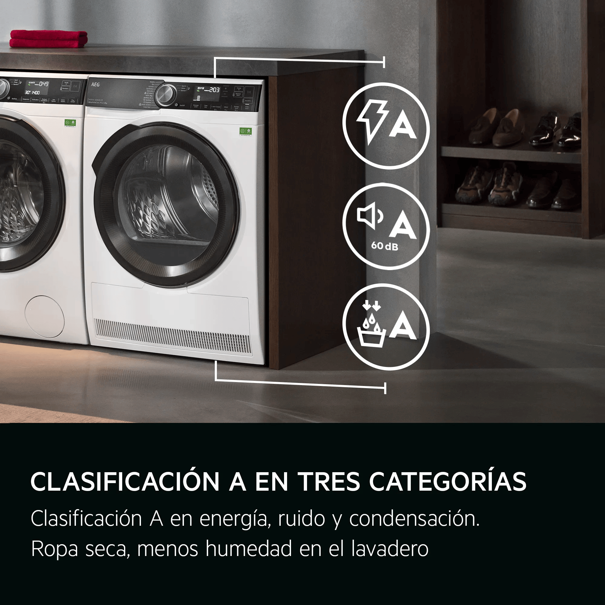 Dos lavadoras blancas con pantallas digitales e iconos de eficiencia energética.