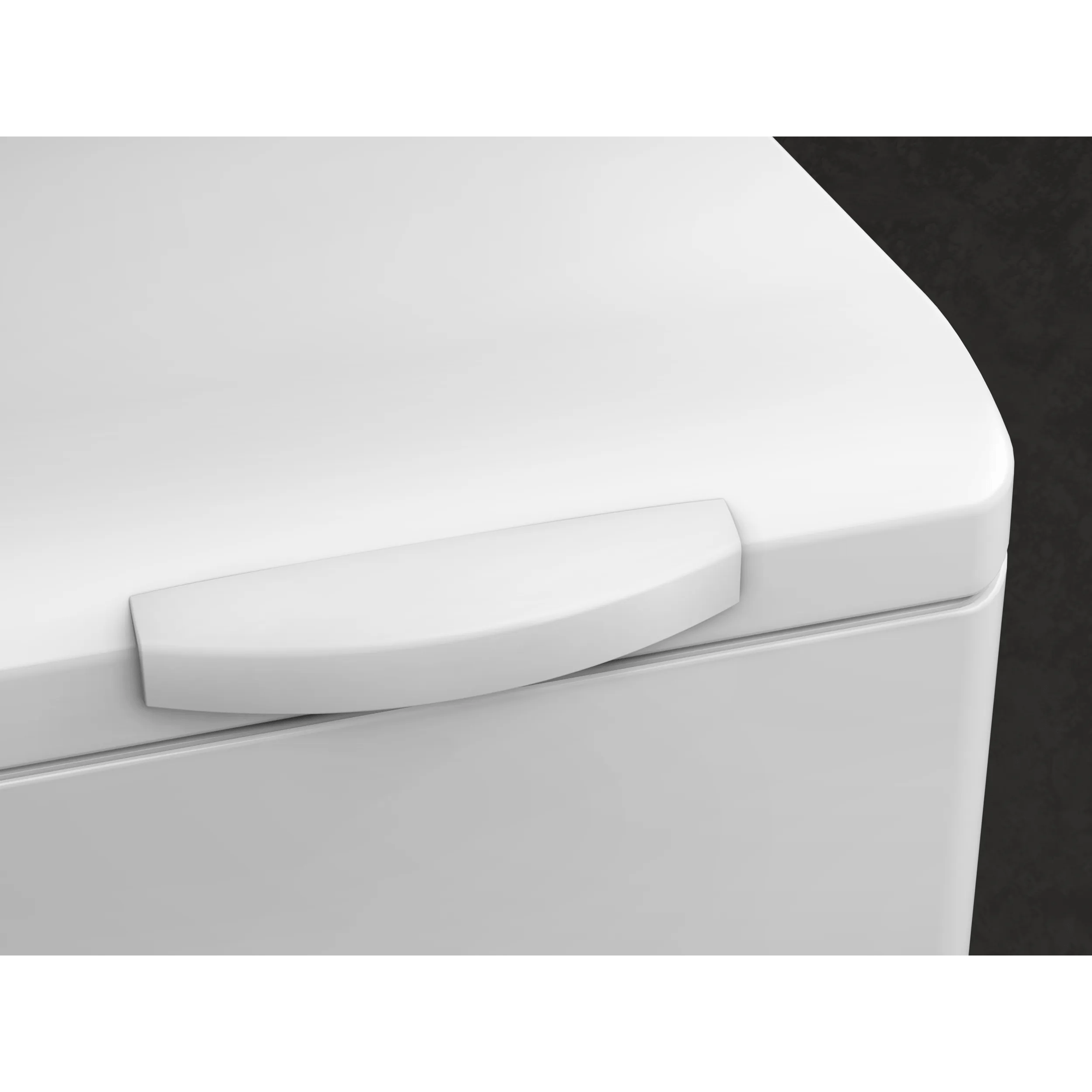 Primer plano de un asa blanca sobre una superficie blanca con fondo oscuro.