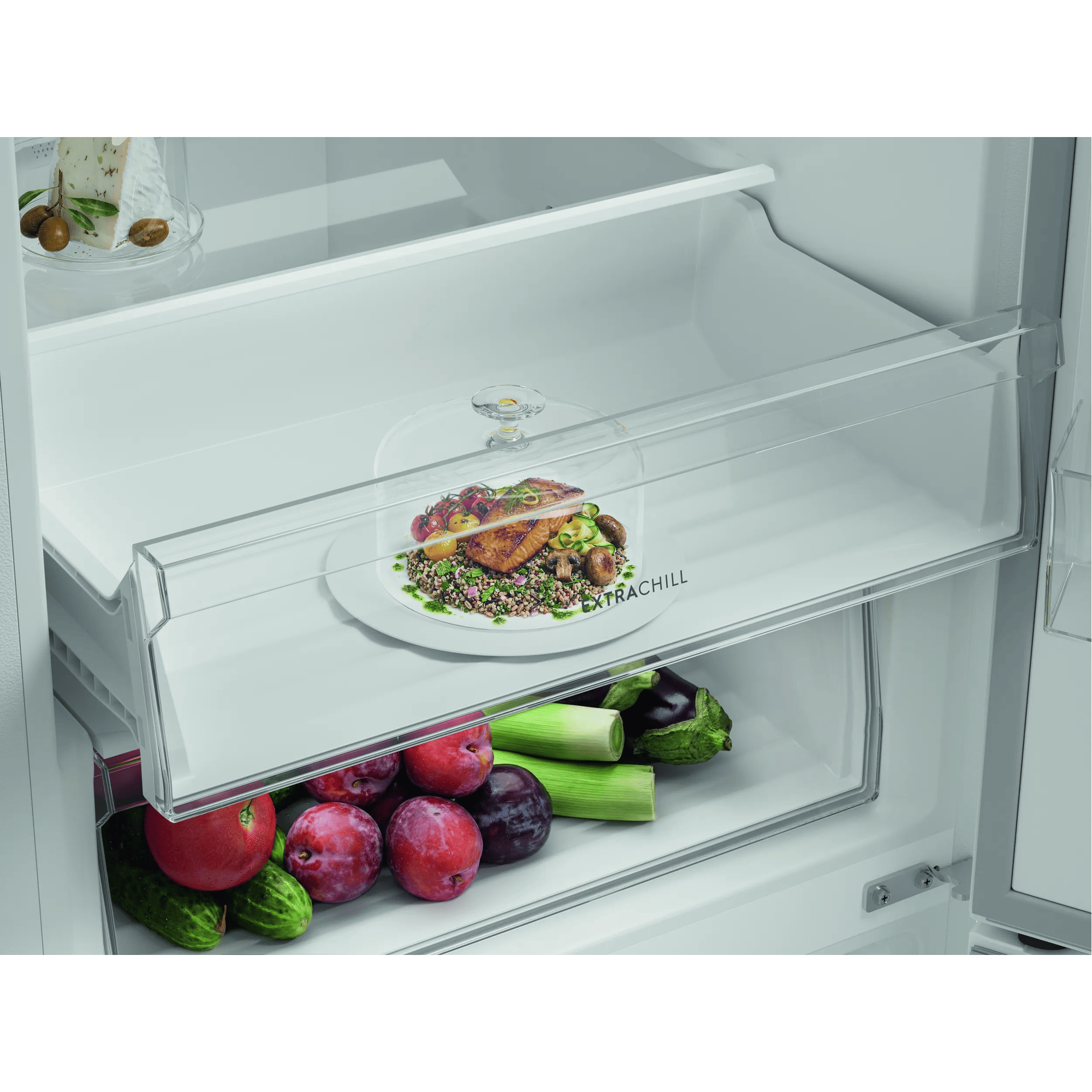 Un cajón de frigorífico con salmón, verduras y fruta.