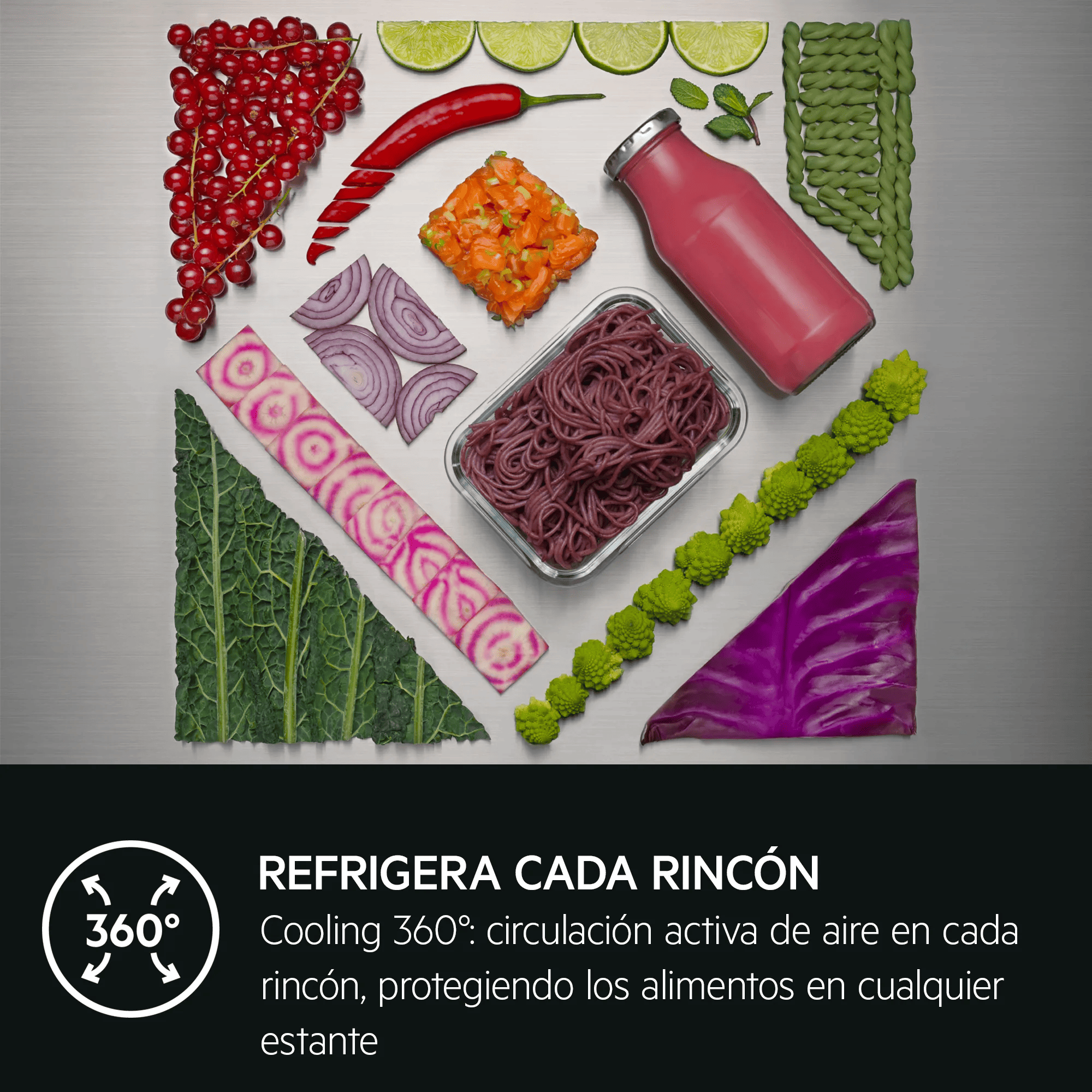 Frutas, verduras y una botella dispuestas sobre una superficie metálica.
