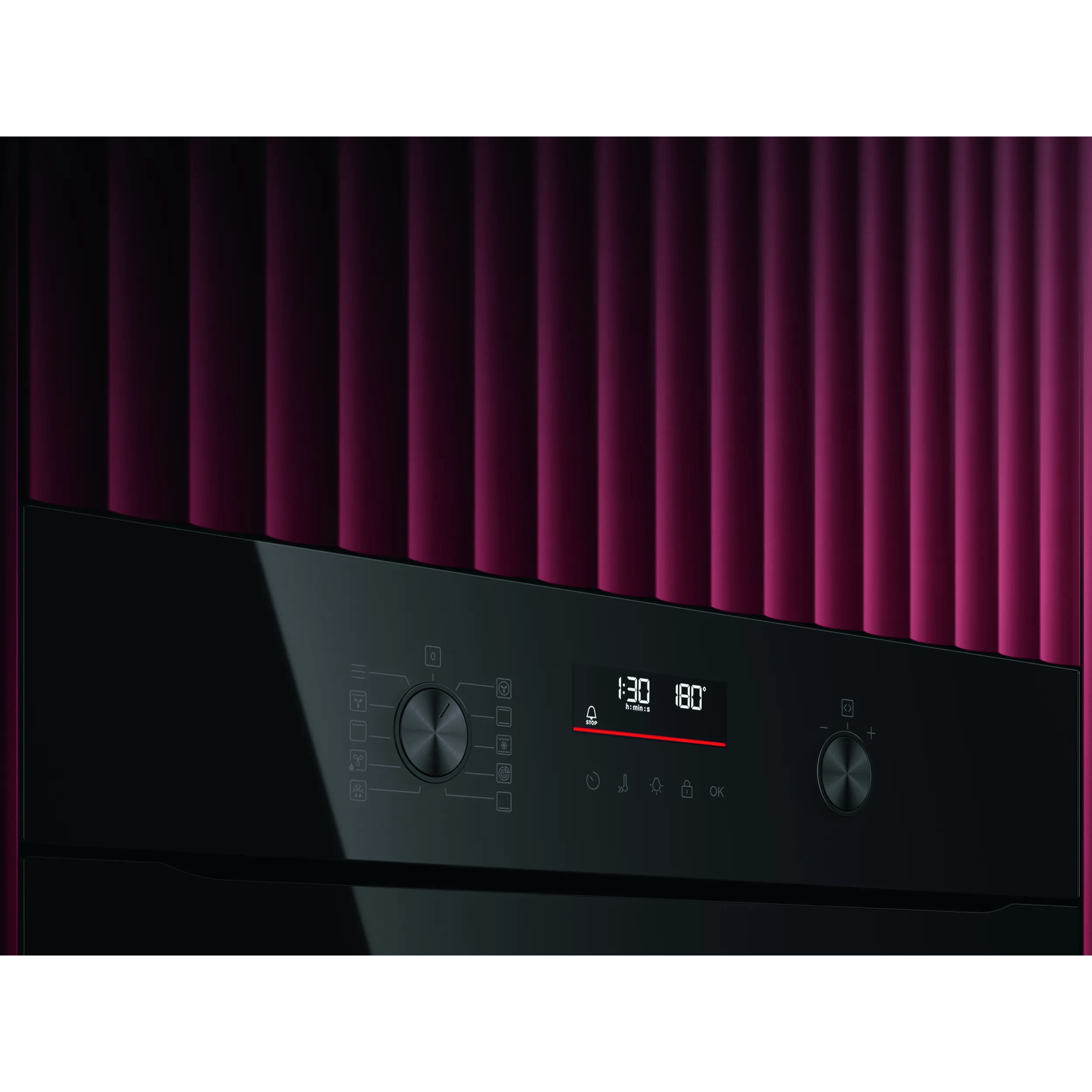 Panel de control de horno negro con pantalla digital y perillas.