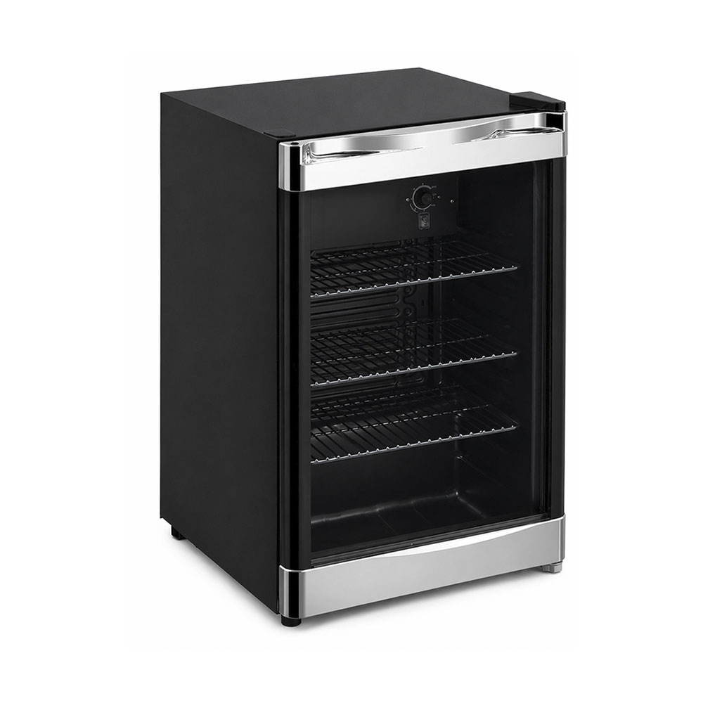 Un mini-frigo nero con porta in vetro e quattro ripiani.