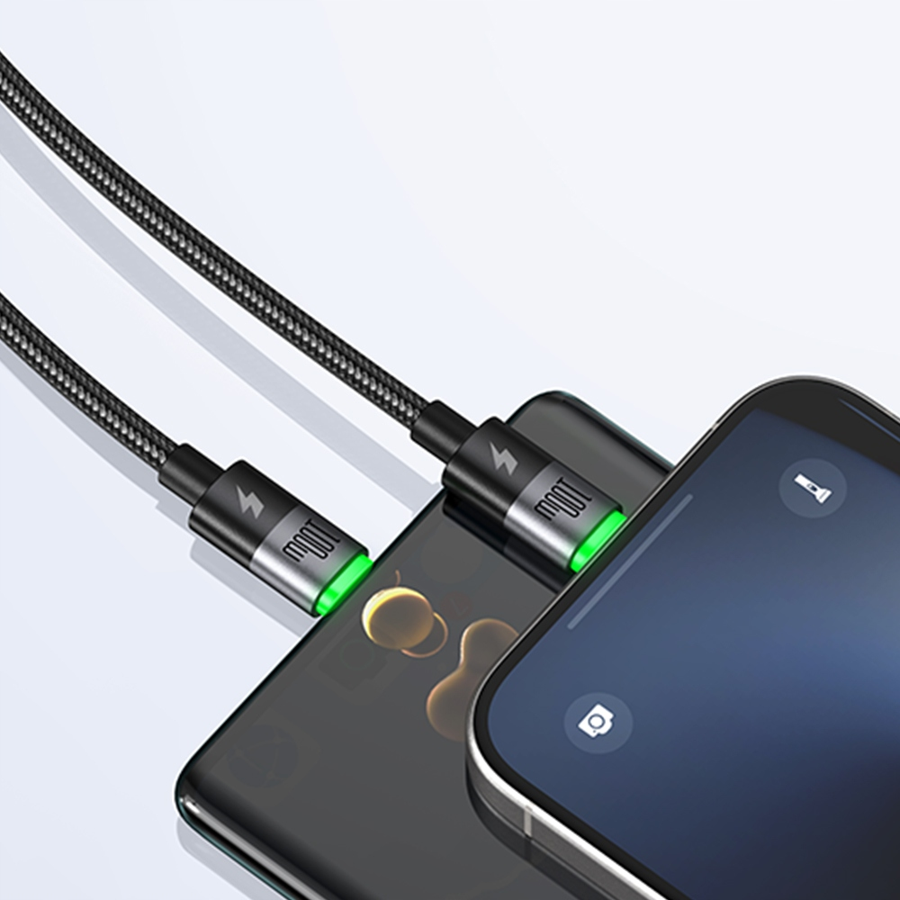 İki siyah örgülü kablo, konektörlerde yeşil LED ışıklarla telefonlara bağlanır.