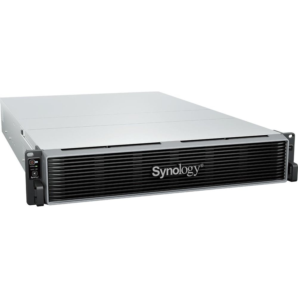 Ein silbernes Synology-Rackmount-NAS-Gerät mit schwarzen Lüftungsschlitzen und blauem Licht.