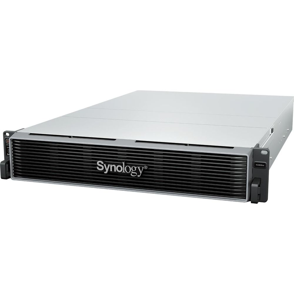 Ein silberner Synology Rackmount-Server mit schwarzer gerippter Frontblende.