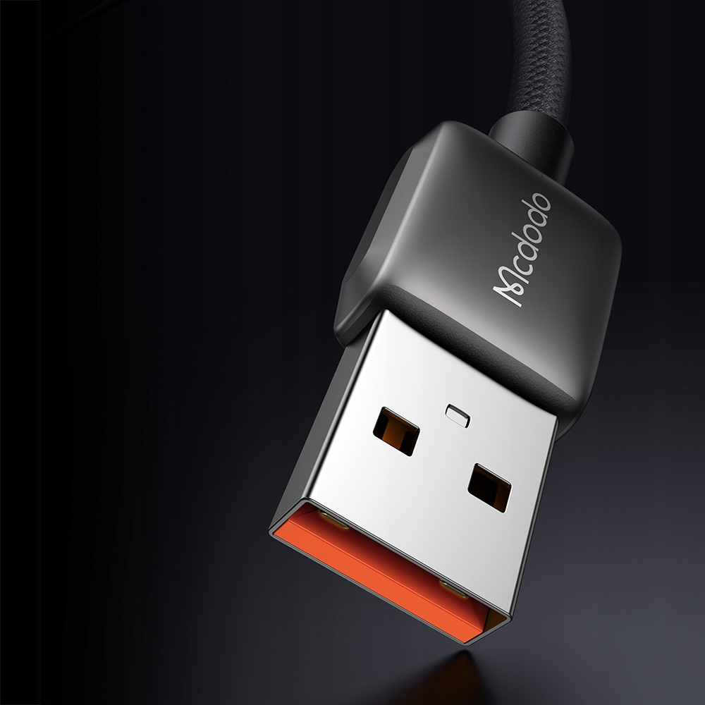 Turuncu vurgular ve McDo logosuna sahip bir USB fişi.