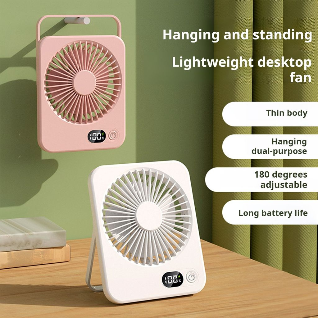Ein rosafarbener und ein weier Ventilator stehen auf einem Schreibtisch, einer hngt an der Wand.