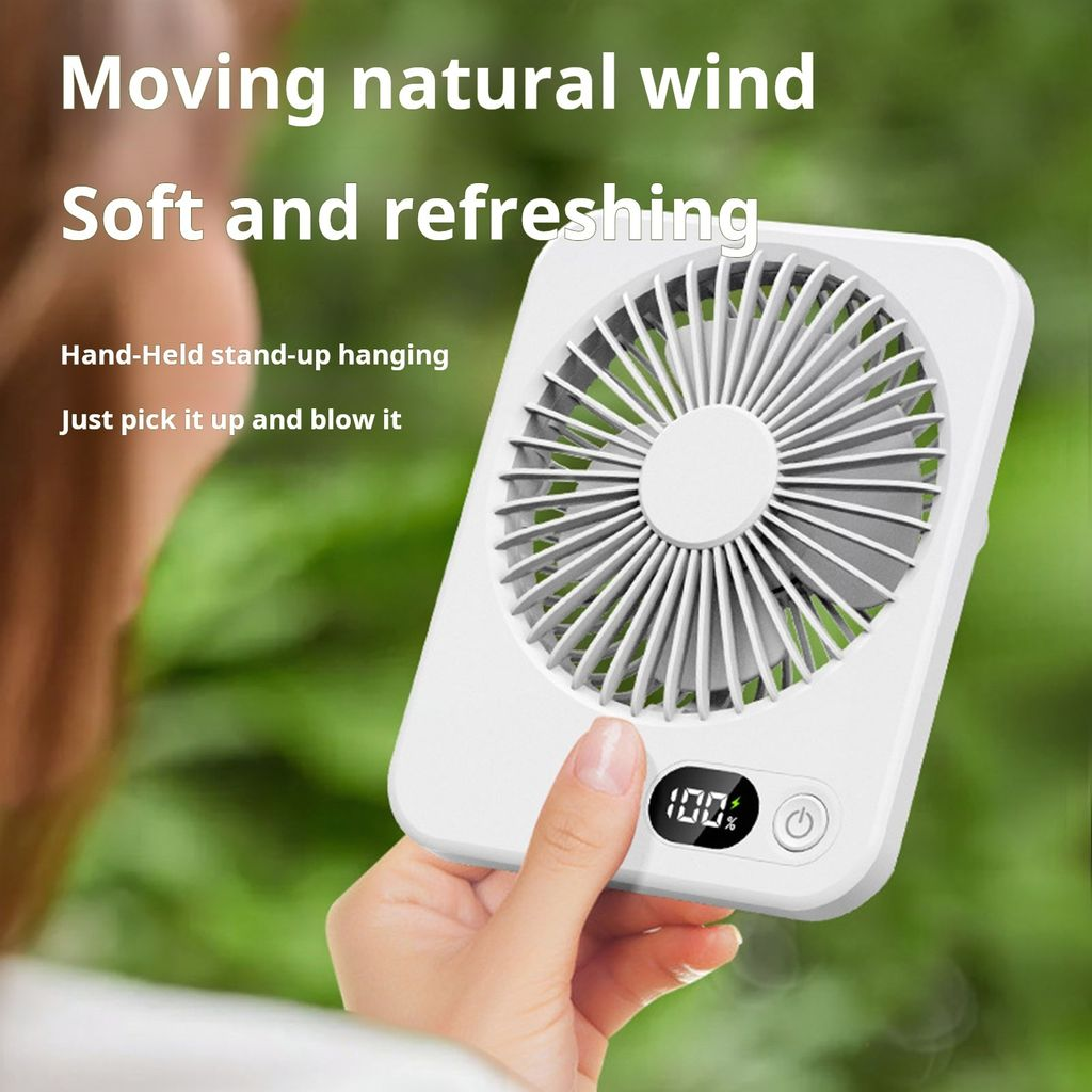 Eine weiße Hand hält einen kleinen Ventilator mit einem 100% Akkuanzeige.