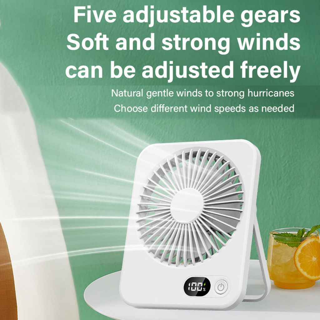 Ein weißer Ventilator mit fünf Gängen, der einen Getränk daneben zeigt.