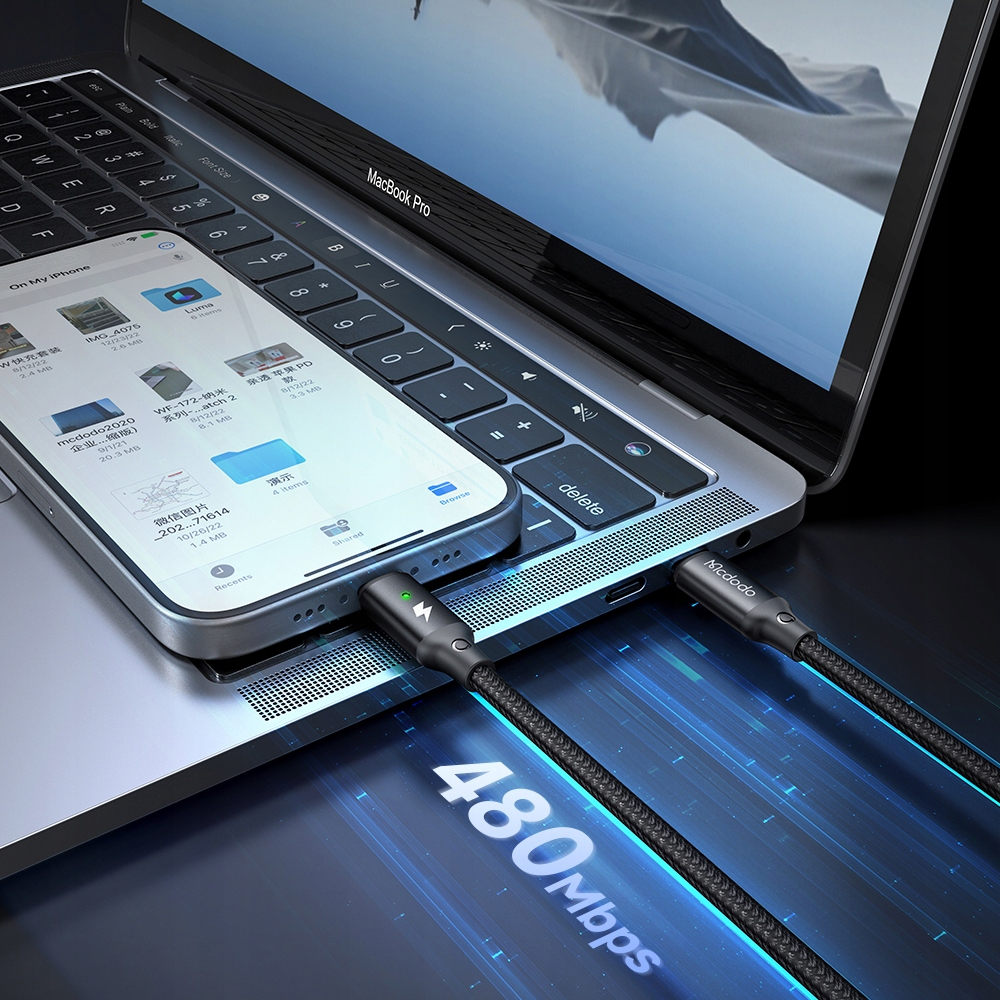Bir akıllı telefon, USB kablosuyla bir dizüstü bilgisayara bağlanır. 480Mbps.