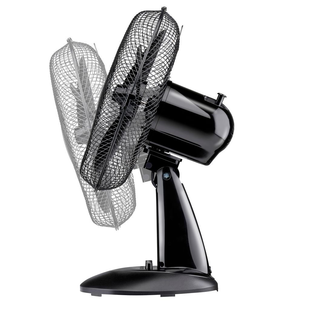 Ein schwarzer Tischventilator mit sich drehendem Kopf auf weißem Hintergrund.