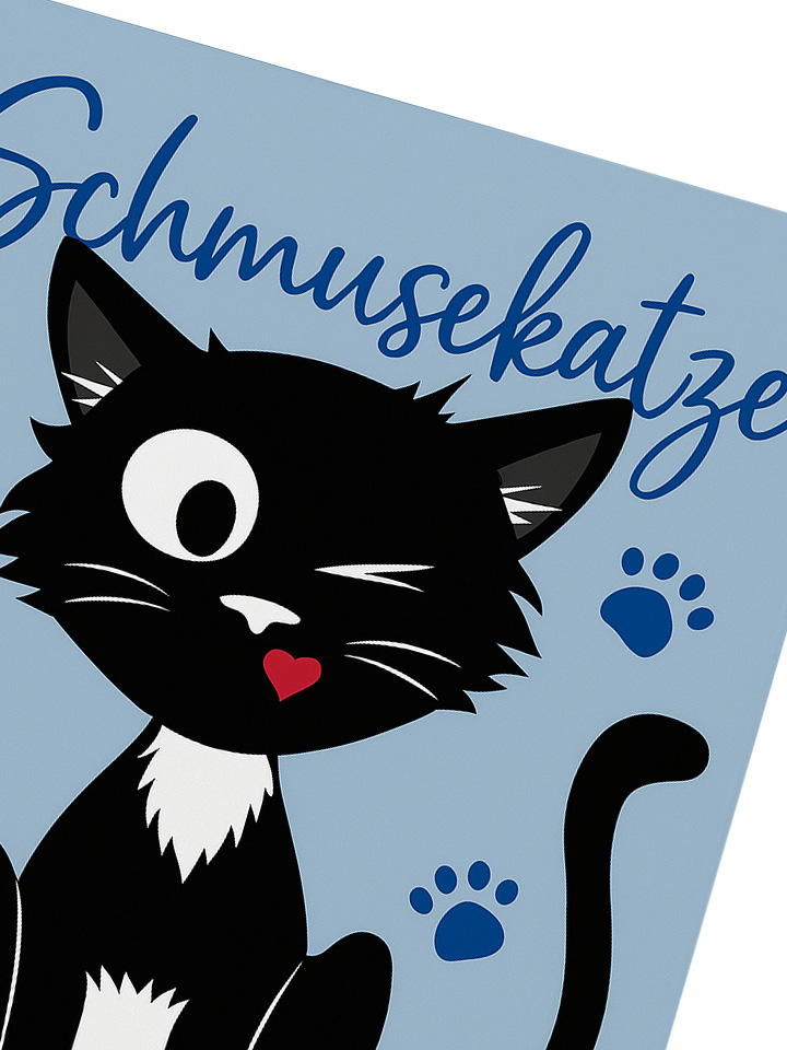 Eine schwarze Katze mit einem roten Herz auf dem Kopf und Pfotenabdrücken.